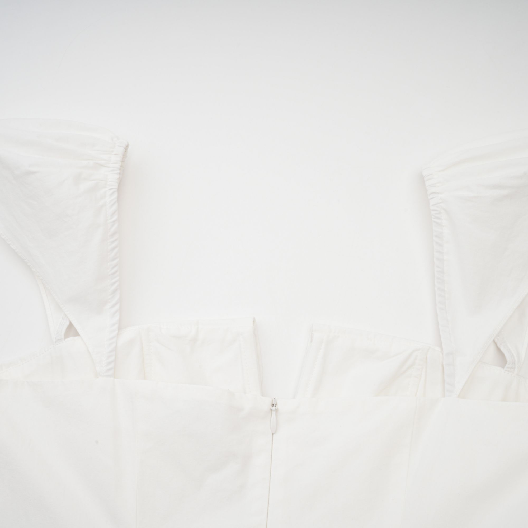 فستان جولي الأبيض القصير بدون أكمام ذو الرقبة المطوية