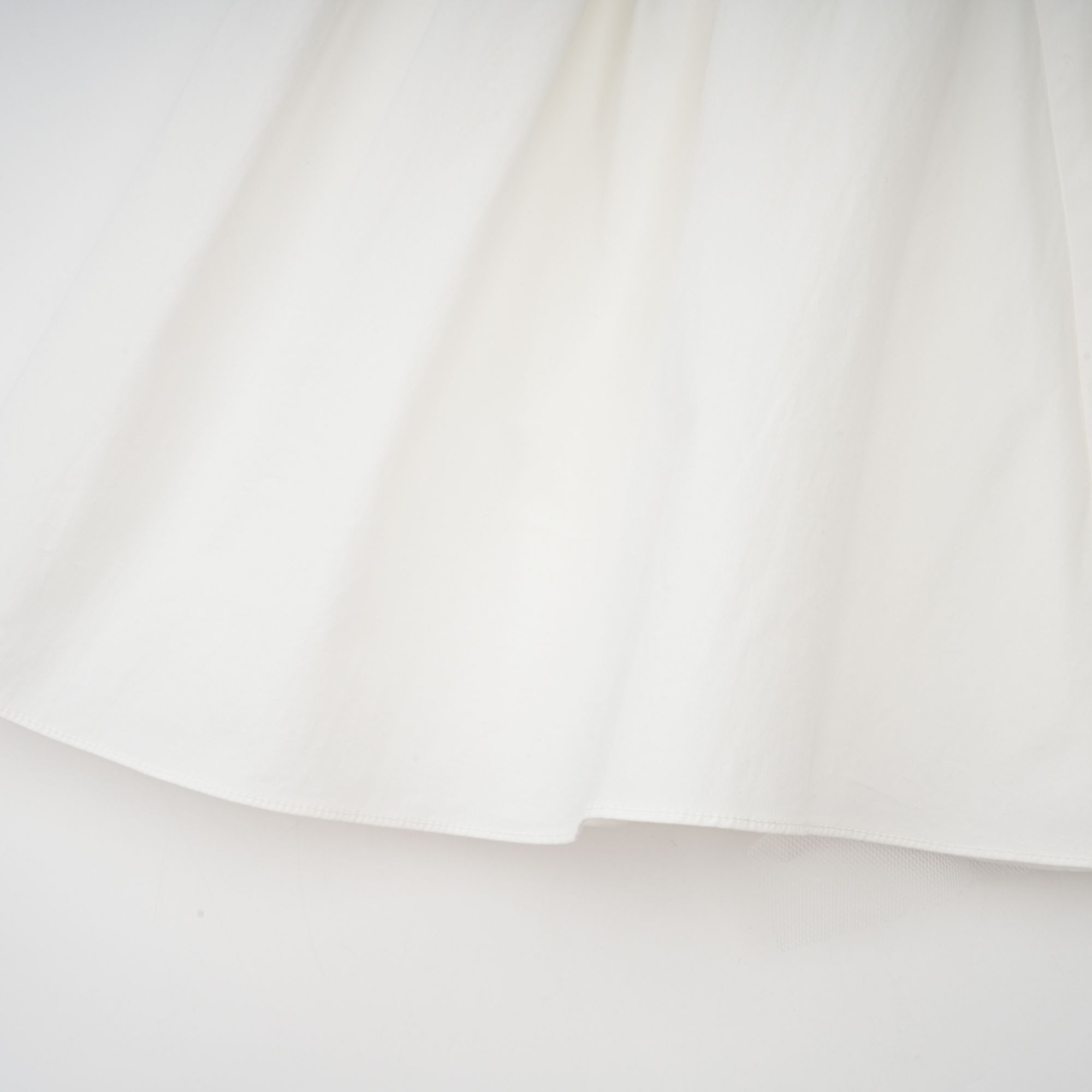 فستان جولي الأبيض القصير بدون أكمام ذو الرقبة المطوية