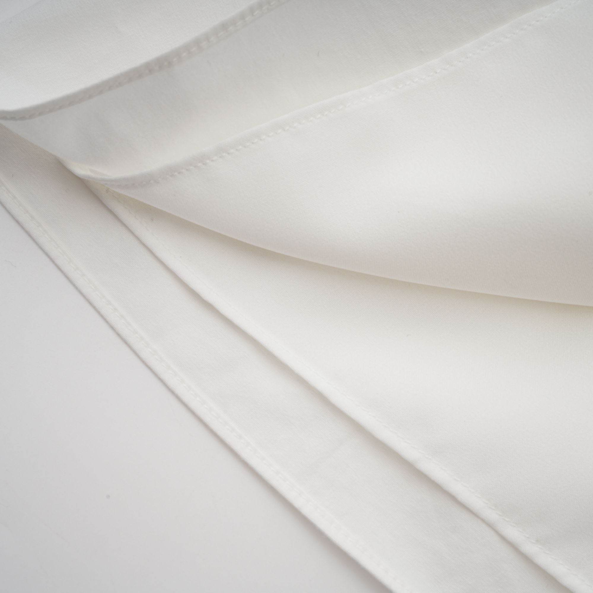 فستان جولي الأبيض القصير بدون أكمام ذو الرقبة المطوية