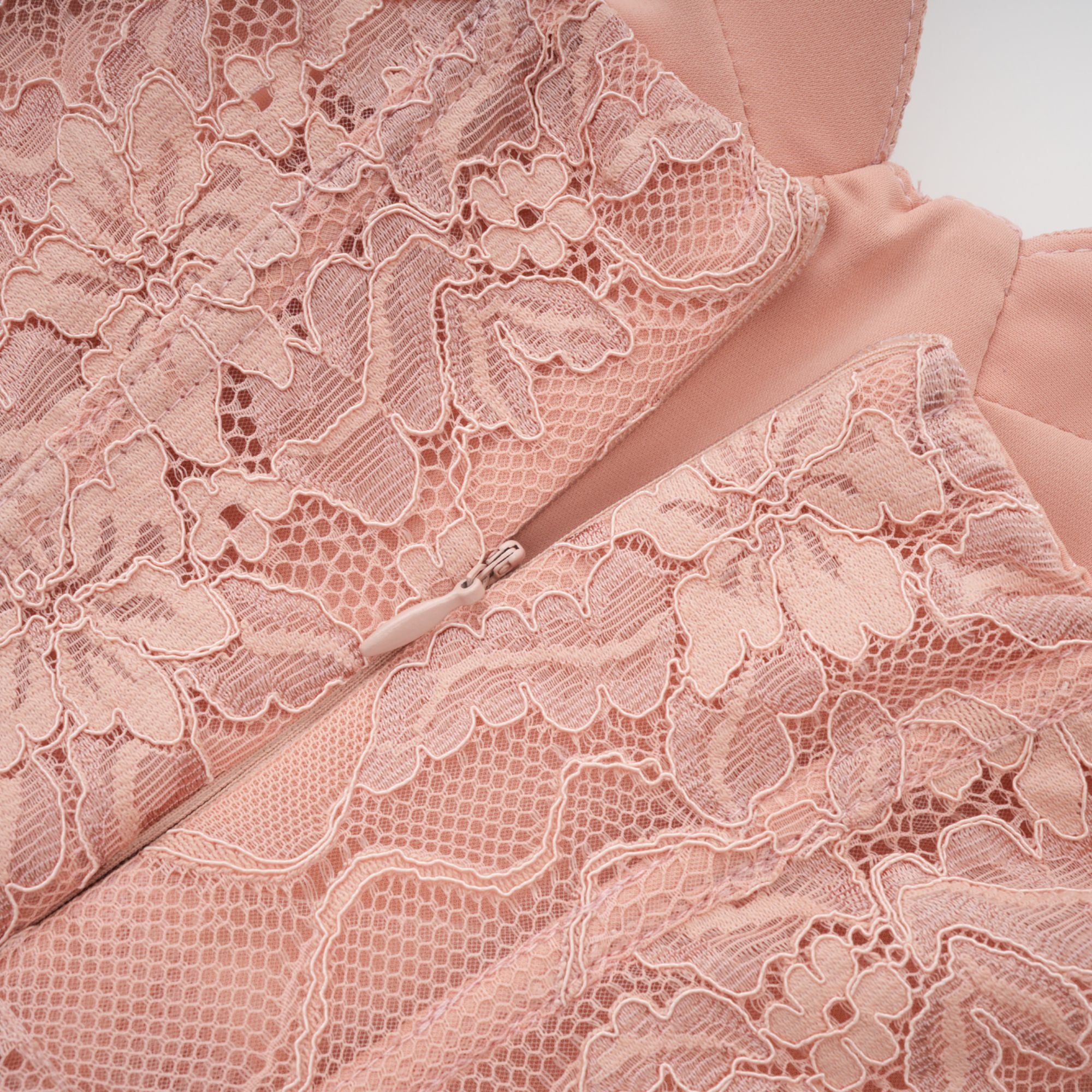 فستان ماكسي من التول والكورسيه من الدانتيل باللون الوردي من أولريك