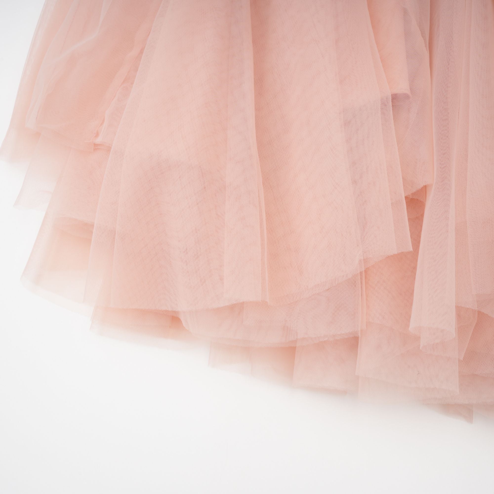 فستان ماكسي من التول والكورسيه من الدانتيل باللون الوردي من أولريك