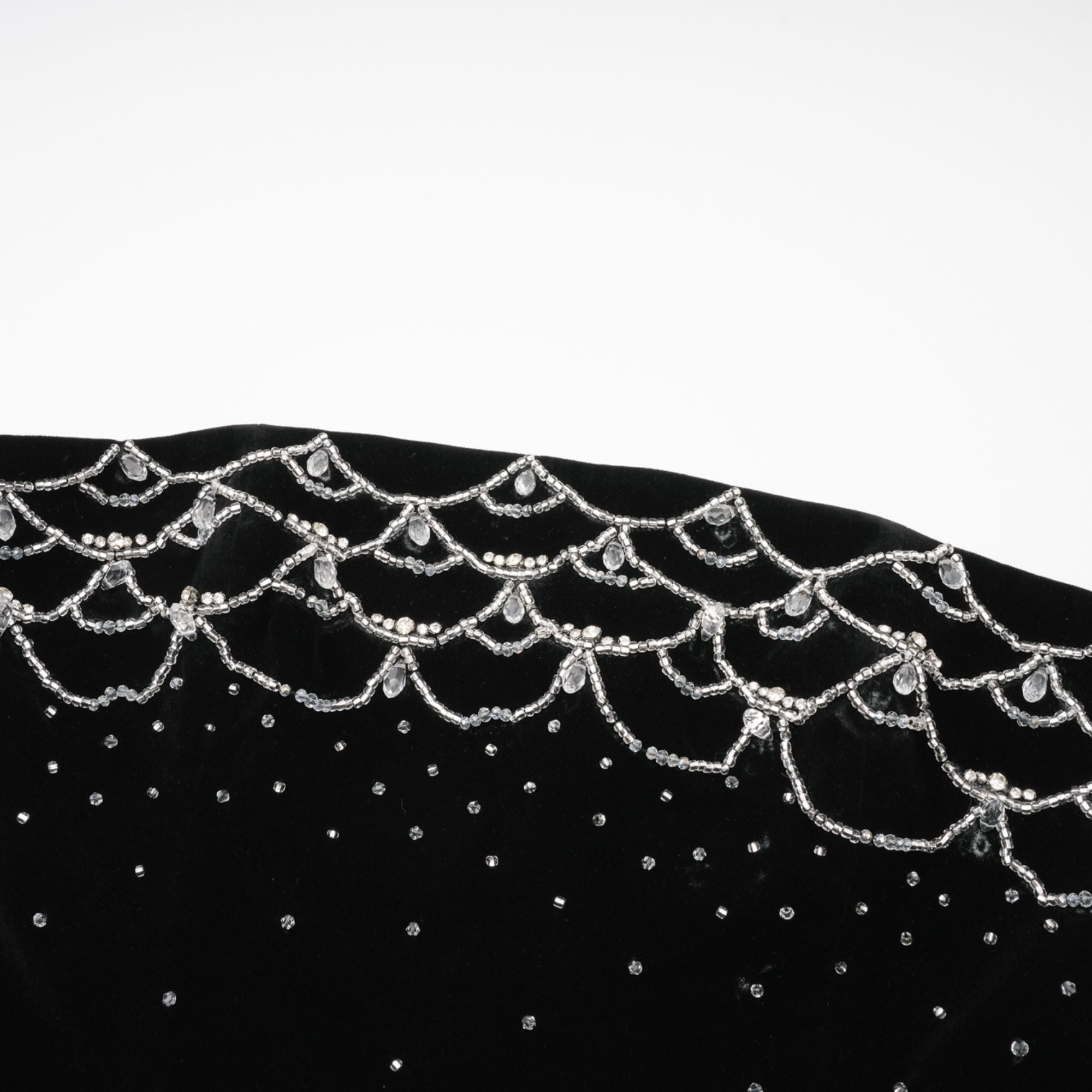 فستان ساندرين القصير من المخمل المزين بالكريستال