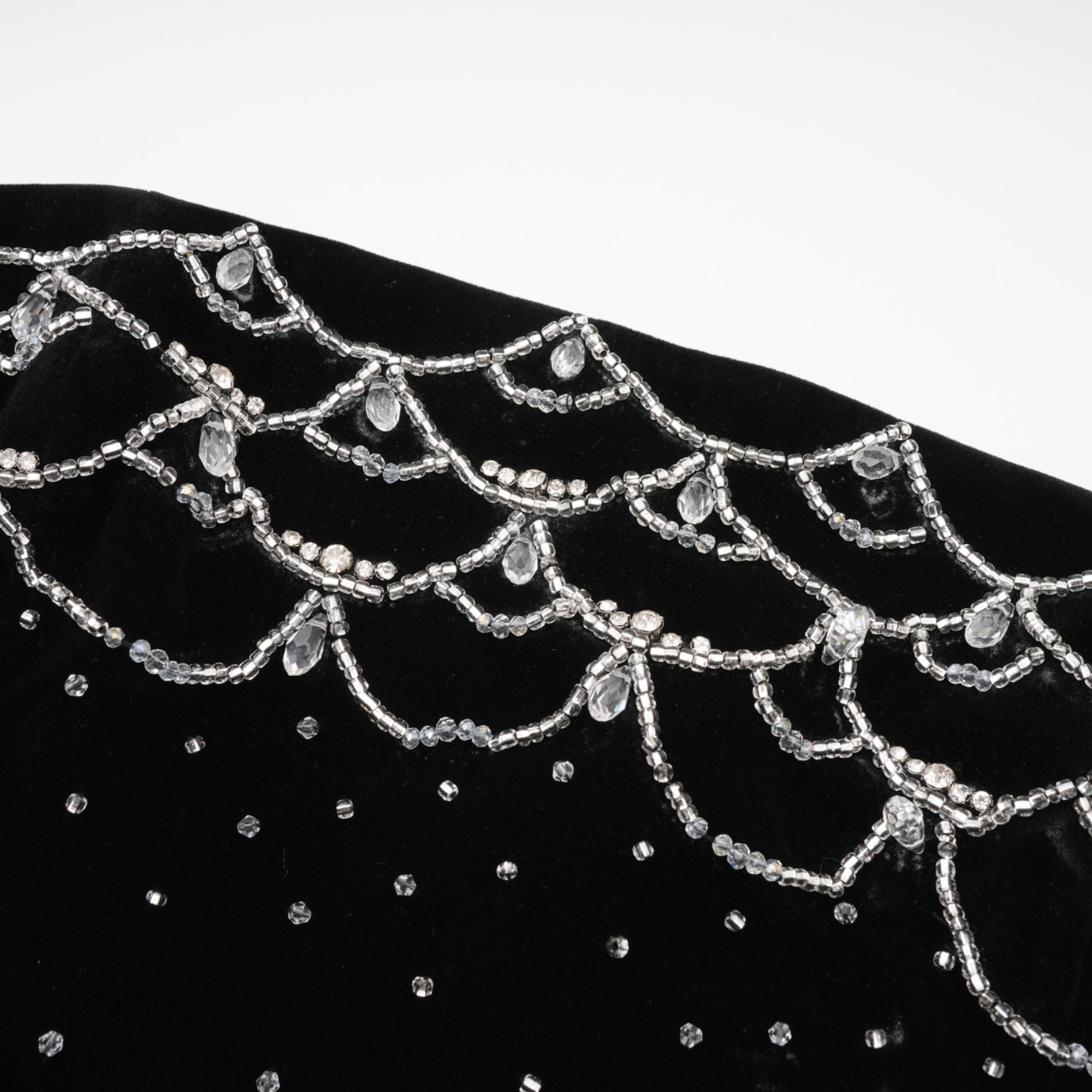 فستان ساندرين القصير من المخمل المزين بالكريستال