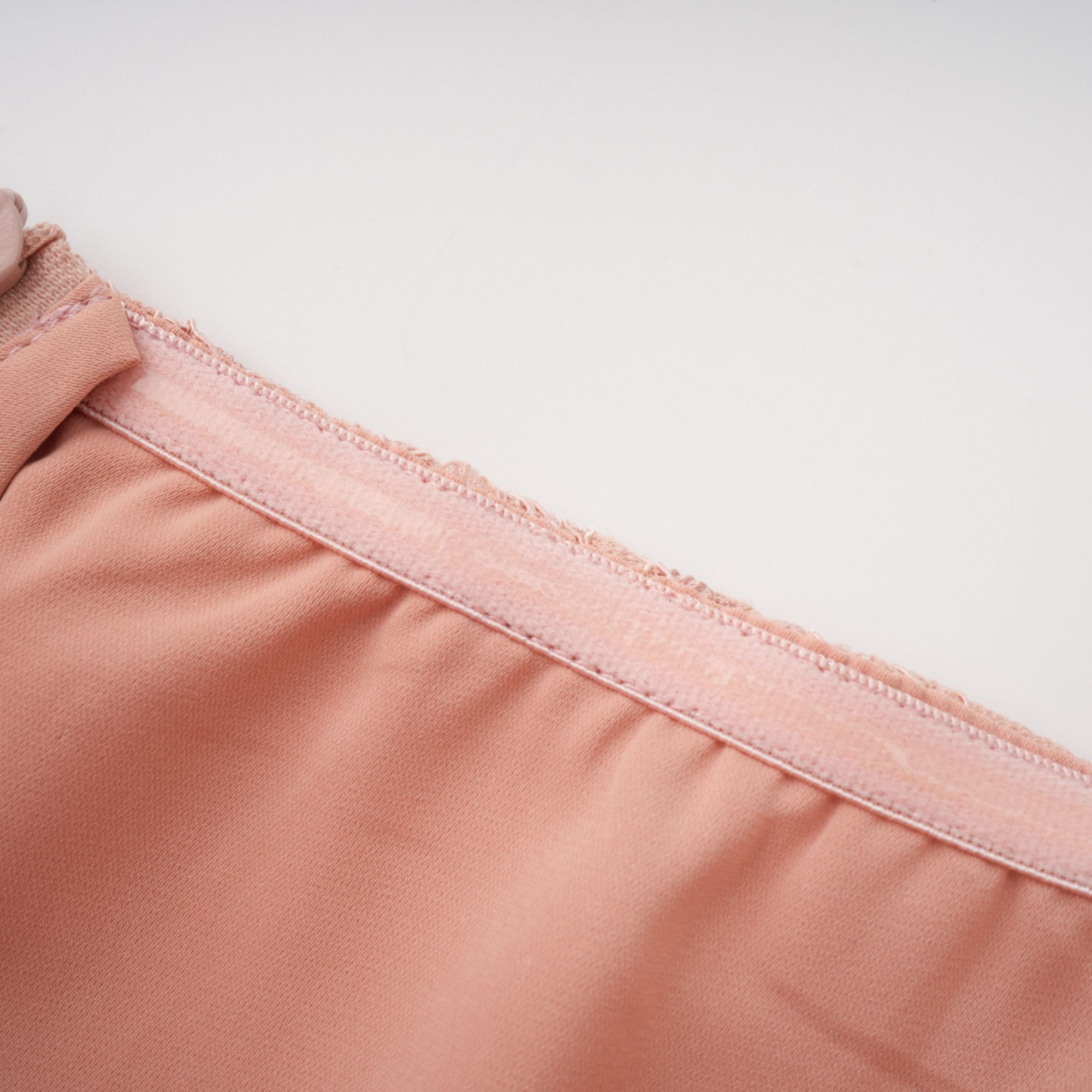 فستان ماكسي من التول والكورسيه من الدانتيل باللون الوردي من أولريك