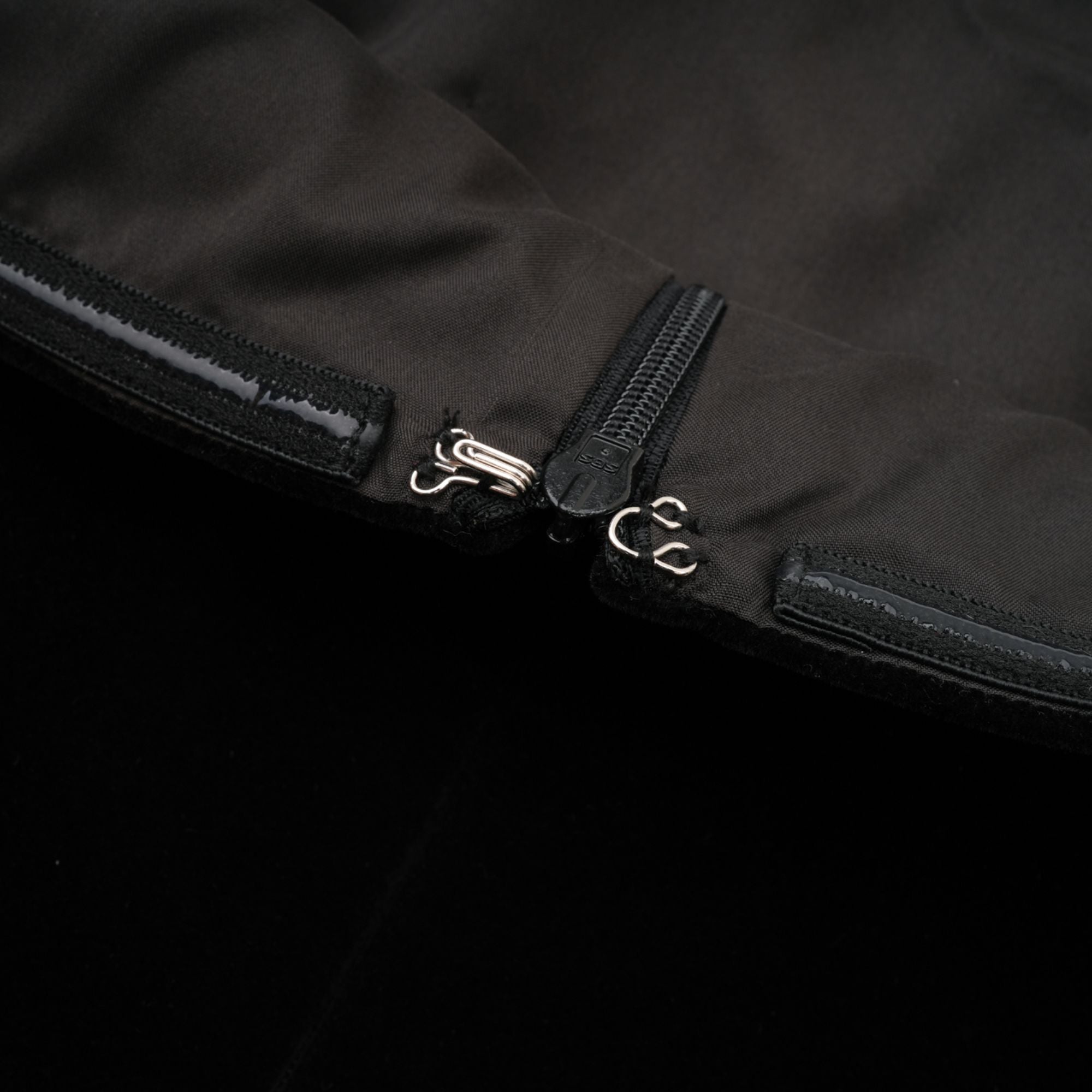 فستان ساندرين القصير من المخمل المزين بالكريستال