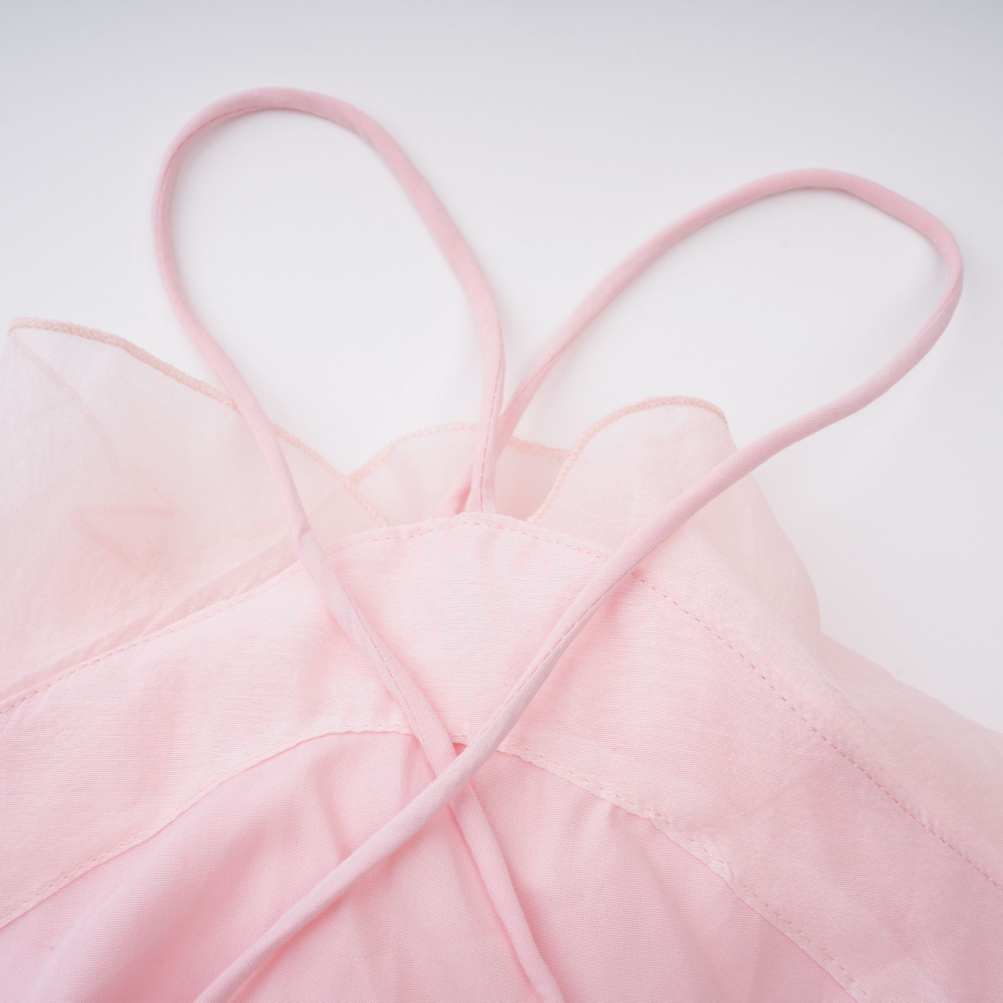 فستان لوسي الوردي القصير ذو الطبقات والمكشكش