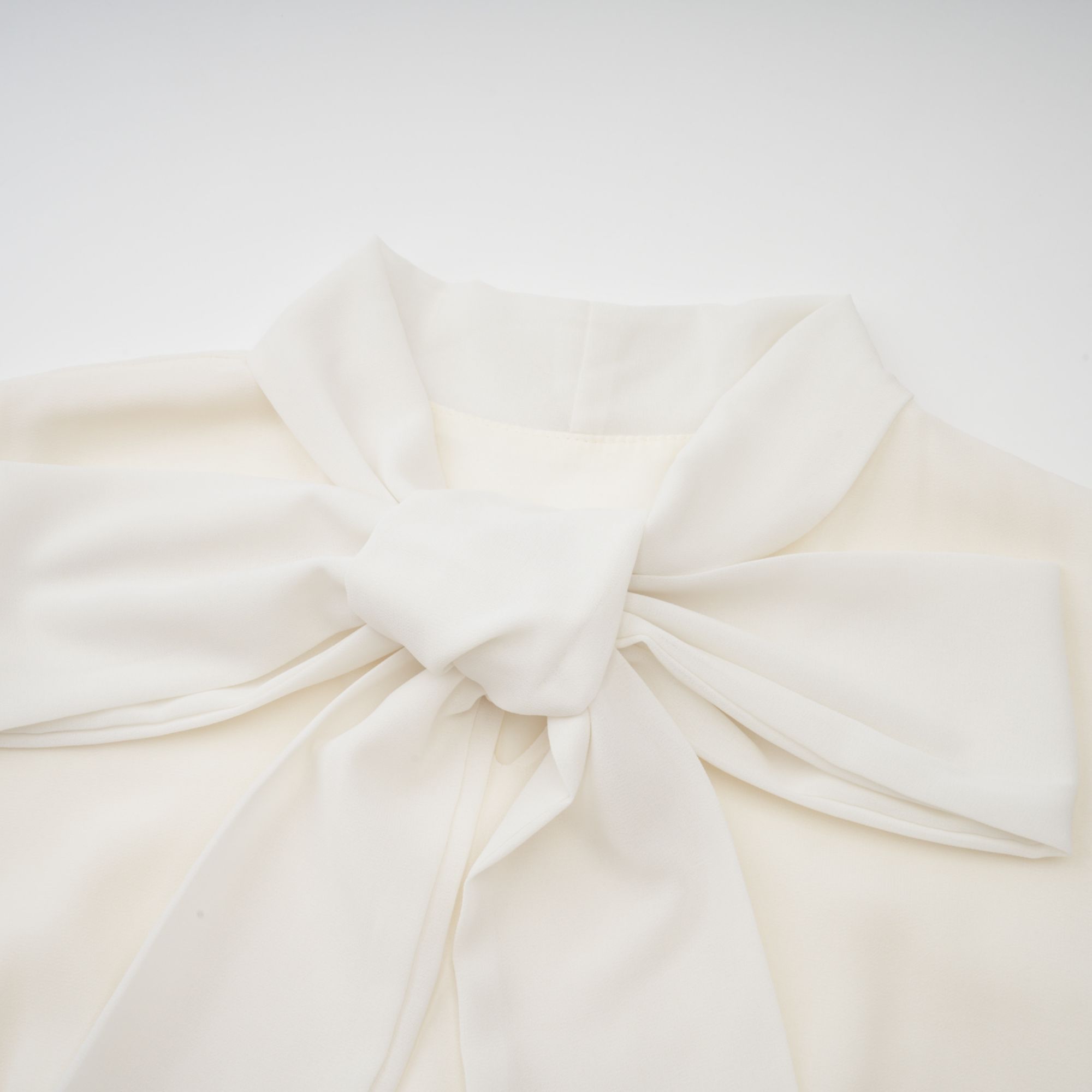 طقم بلانش وايت المزين والمطرز من قطعتين، جاكيت وفستان