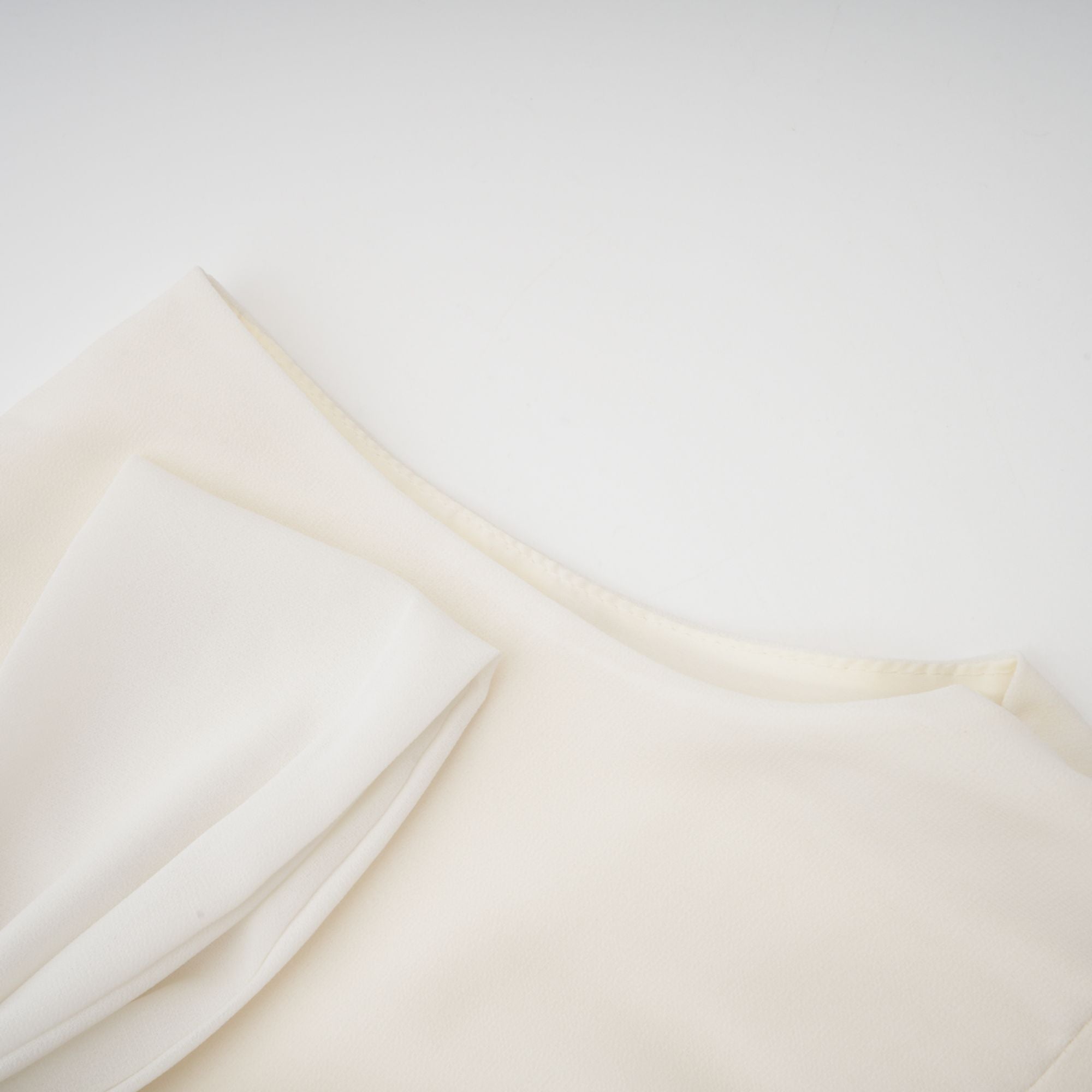 طقم بلانش وايت المزين والمطرز من قطعتين، جاكيت وفستان