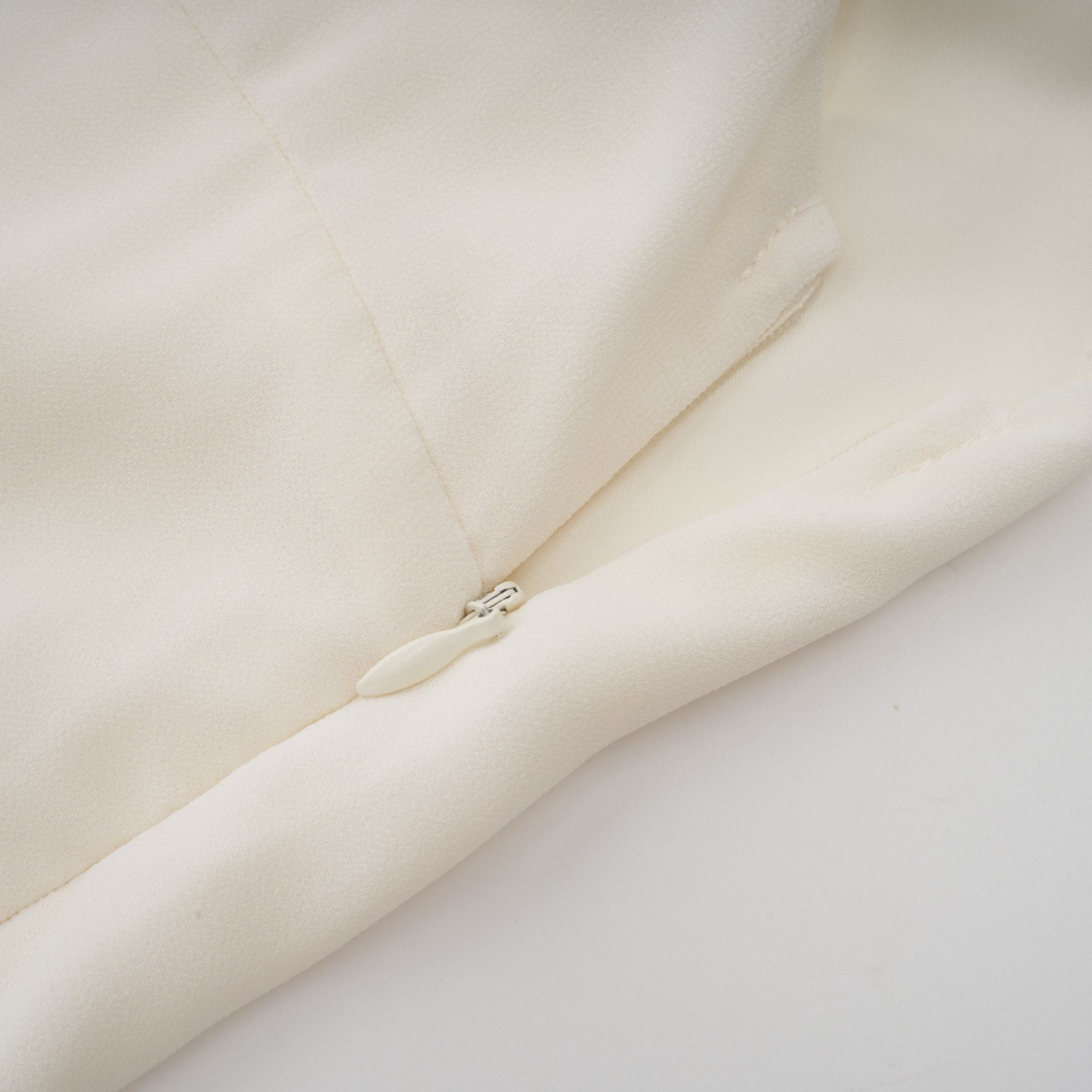 طقم بلانش وايت المزين والمطرز من قطعتين، جاكيت وفستان