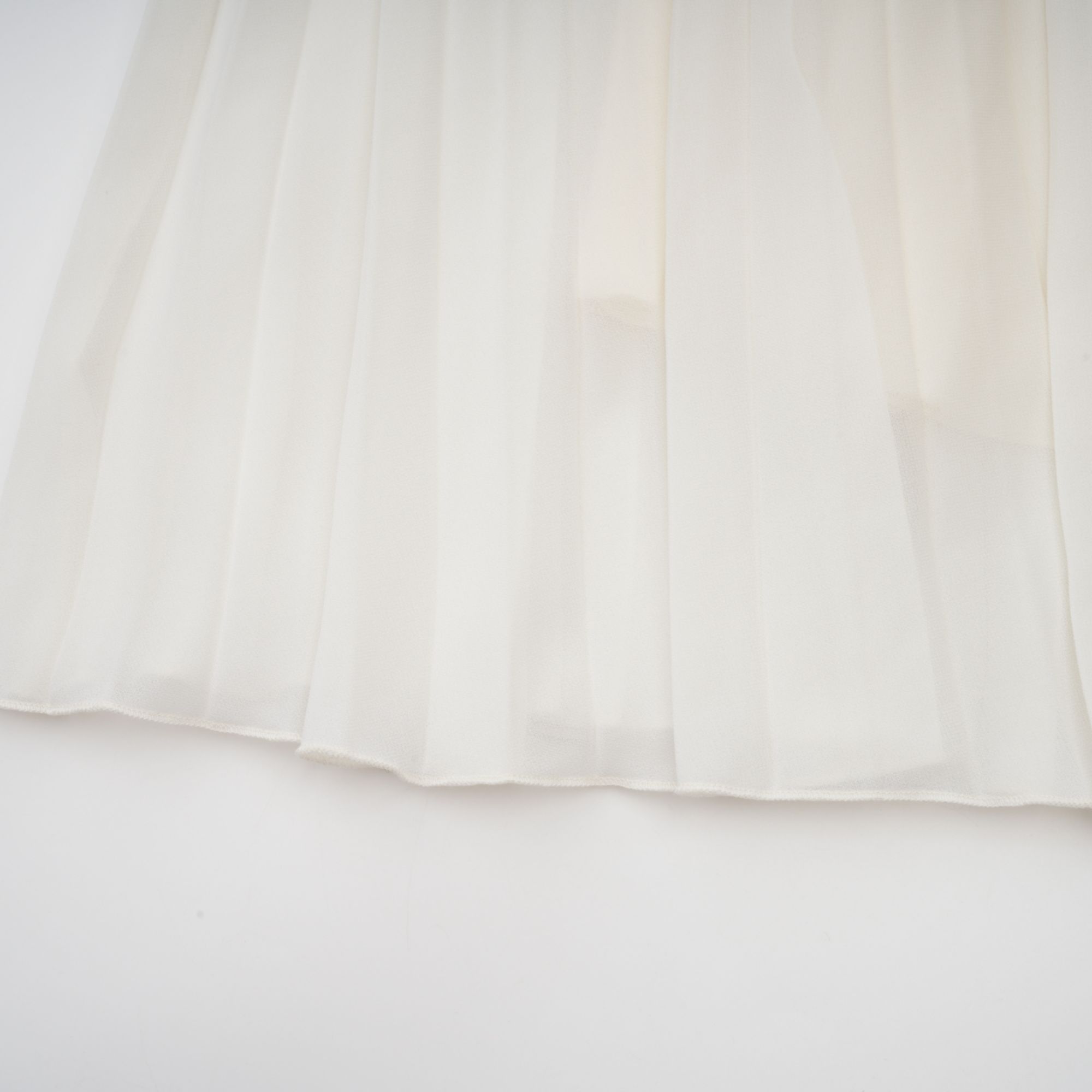 طقم بلانش وايت المزين والمطرز من قطعتين، جاكيت وفستان