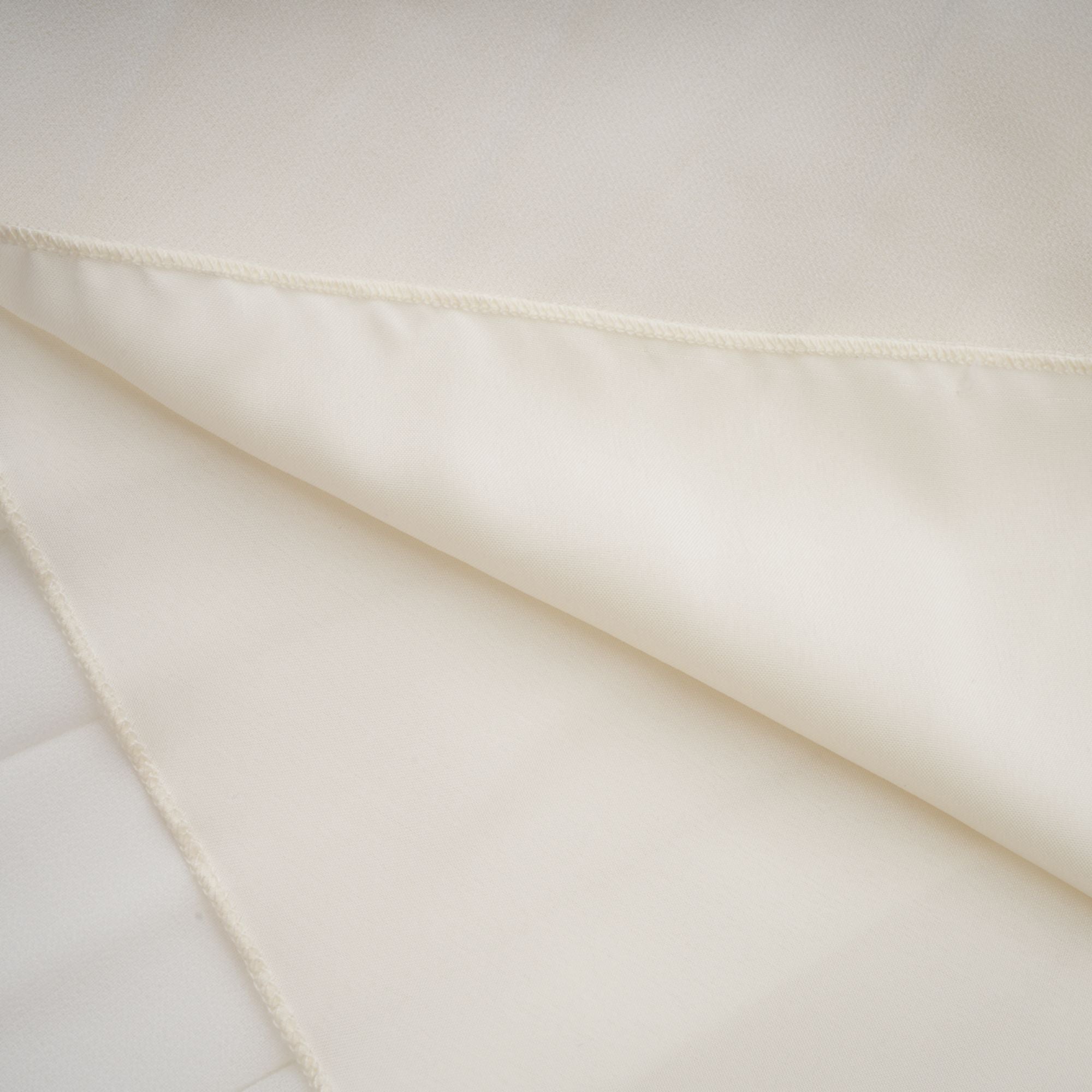 طقم بلانش وايت المزين والمطرز من قطعتين، جاكيت وفستان