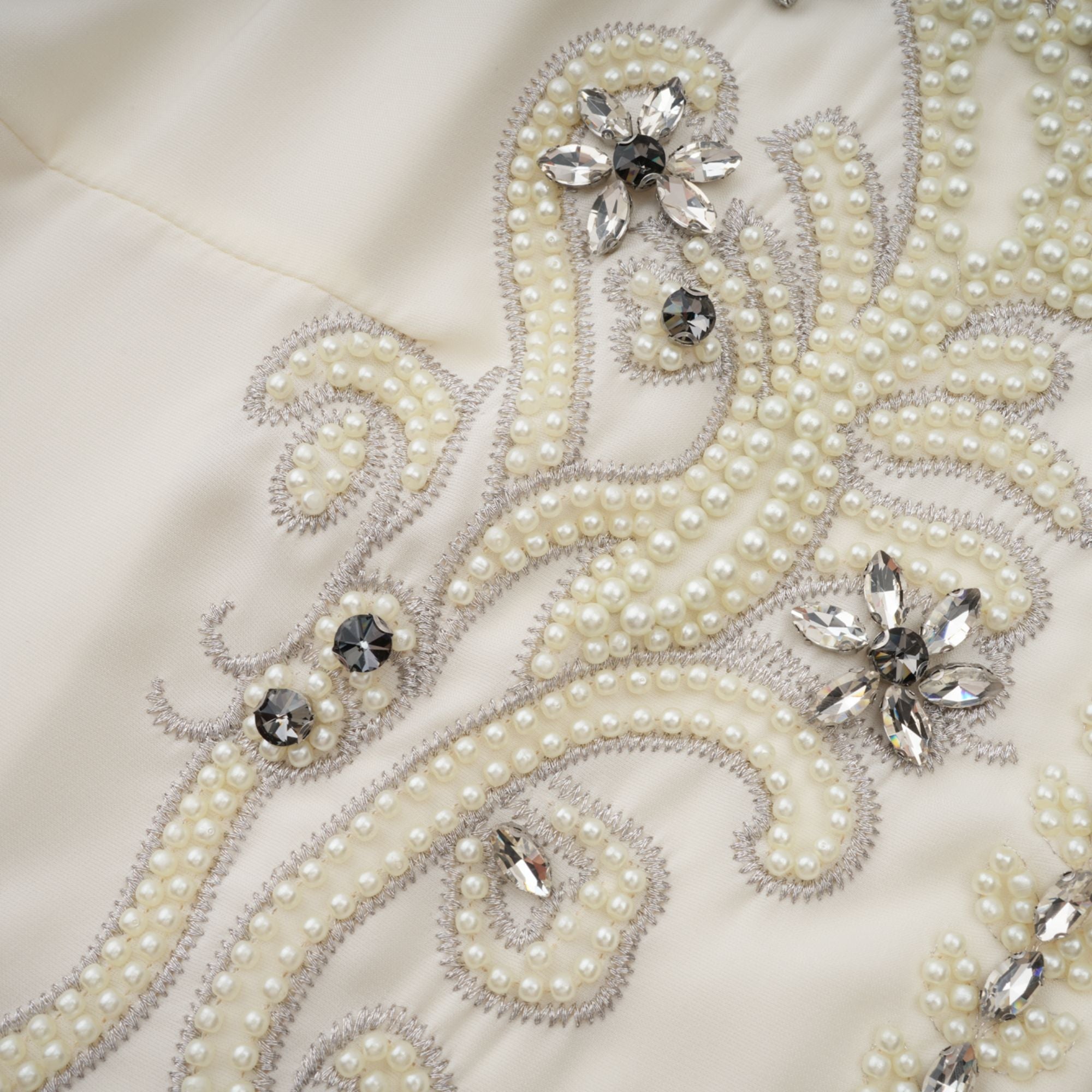 طقم بلانش وايت المزين والمطرز من قطعتين، جاكيت وفستان