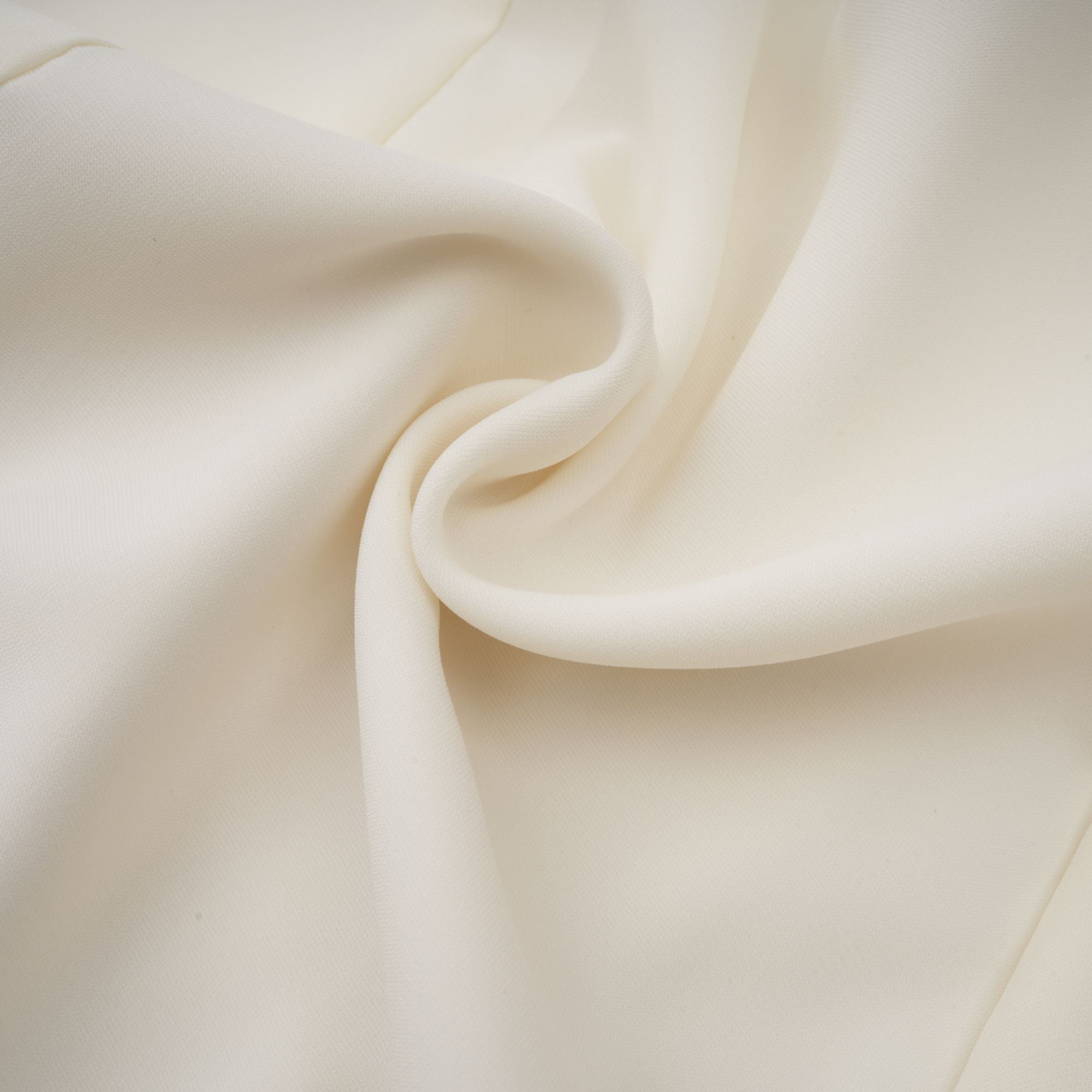 طقم بلانش وايت المزين والمطرز من قطعتين، جاكيت وفستان