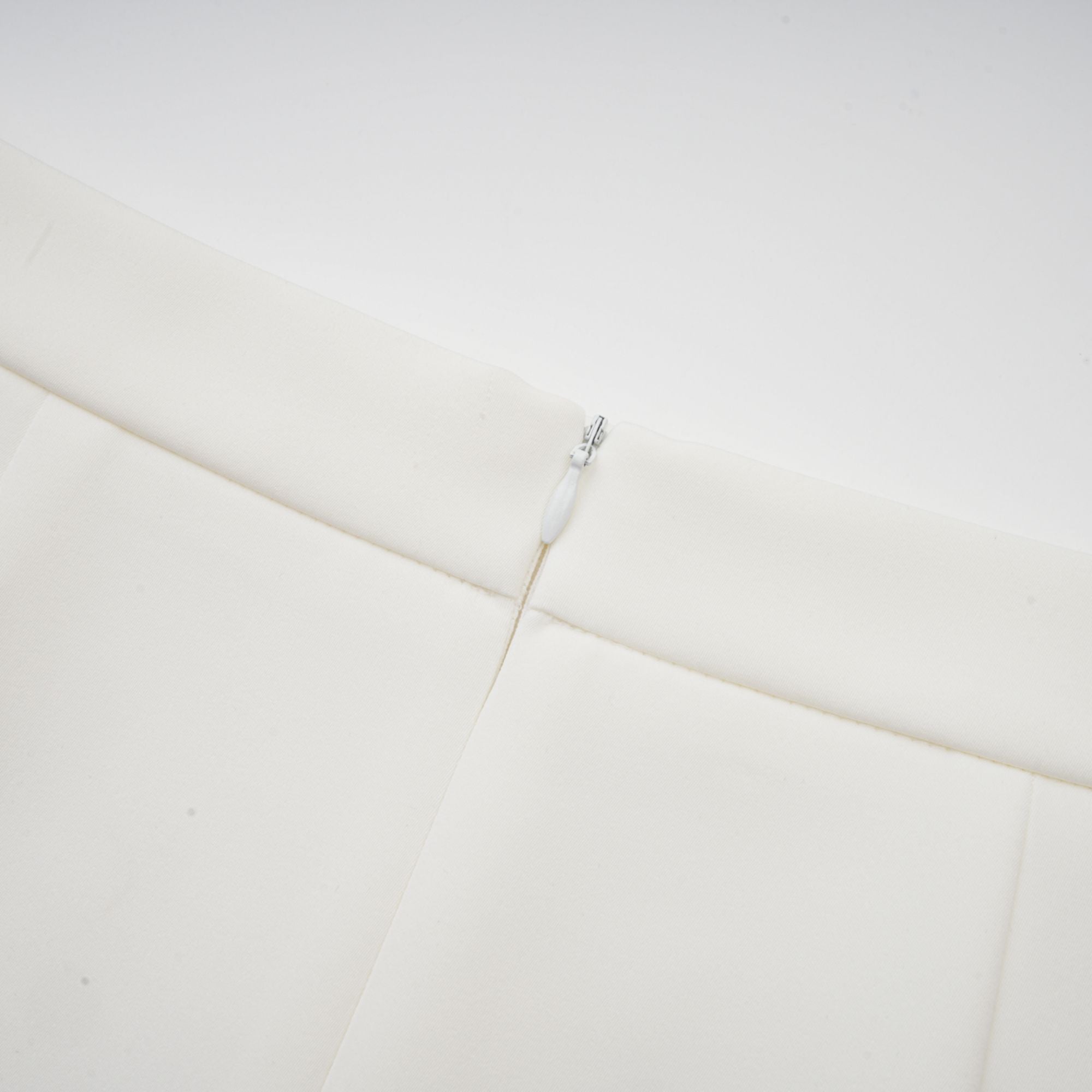 طقم Jeanne المكون من بلوزة وتنورة مزينة بالكريستال الأبيض