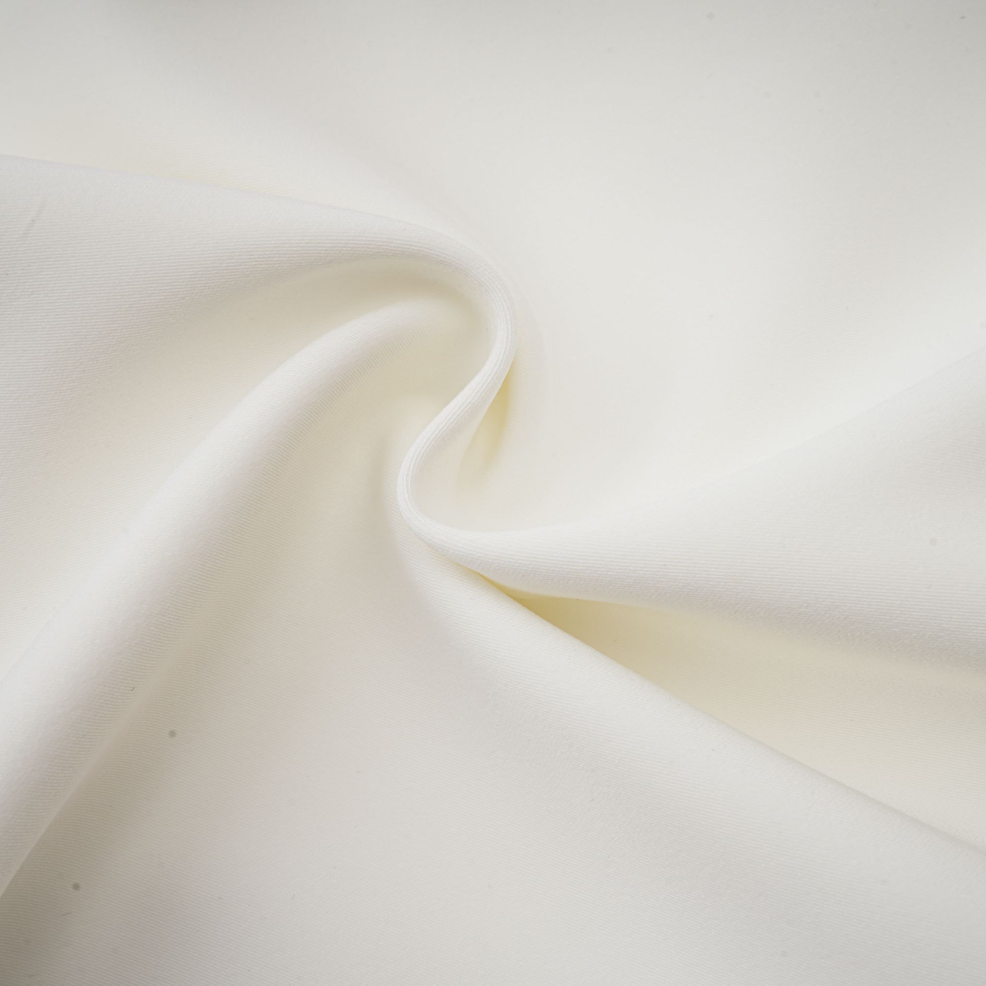 طقم Jeanne المكون من بلوزة وتنورة مزينة بالكريستال الأبيض