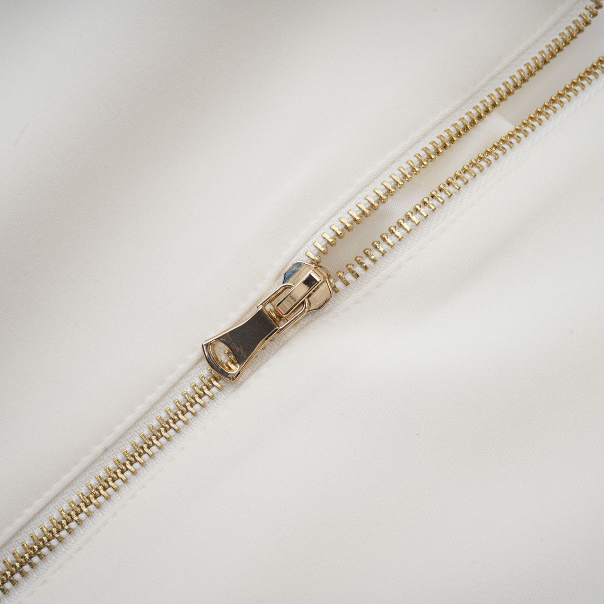 طقم Jeanne المكون من بلوزة وتنورة مزينة بالكريستال الأبيض