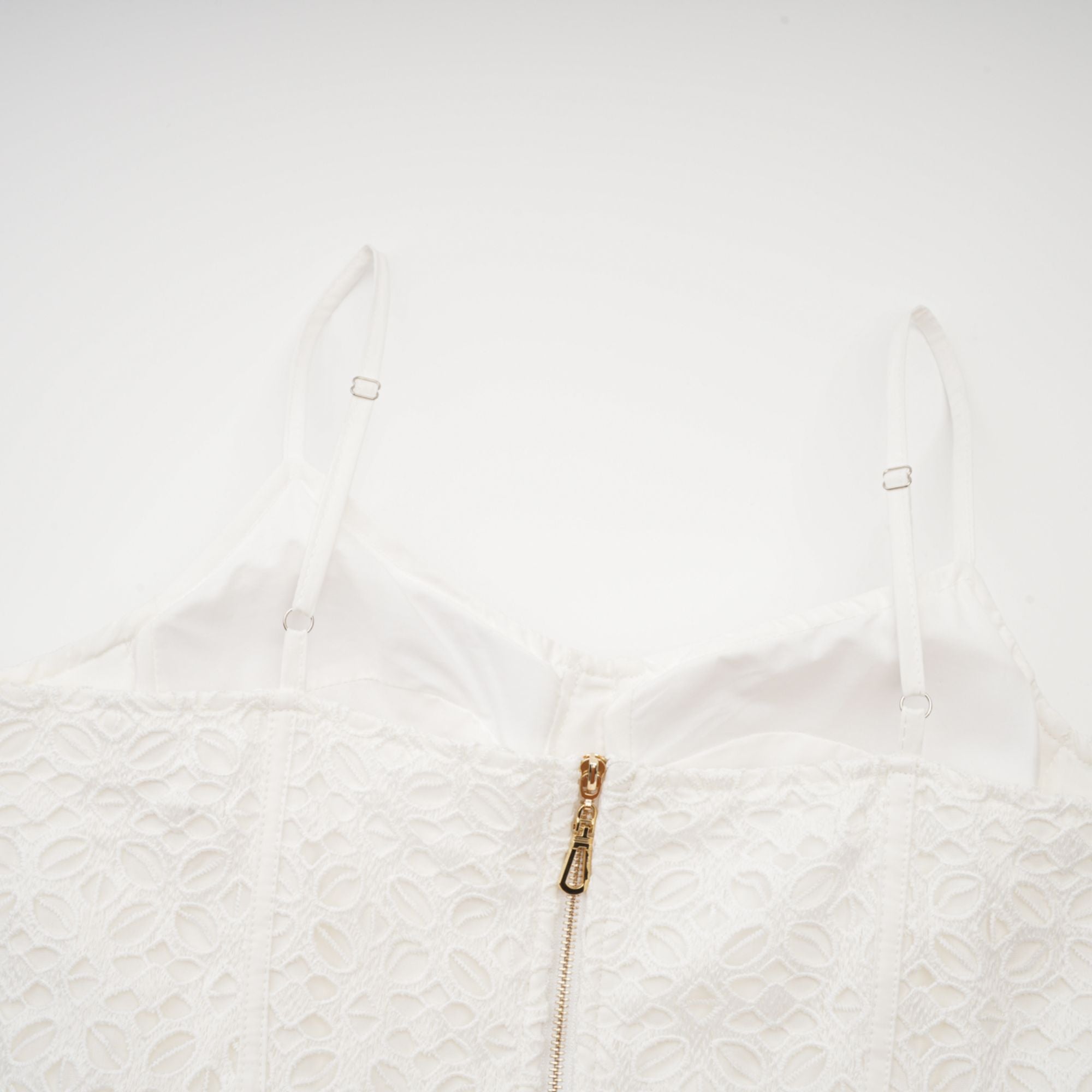 فستان كاتريونا متوسط الطول من القطن بفتحات وحزام