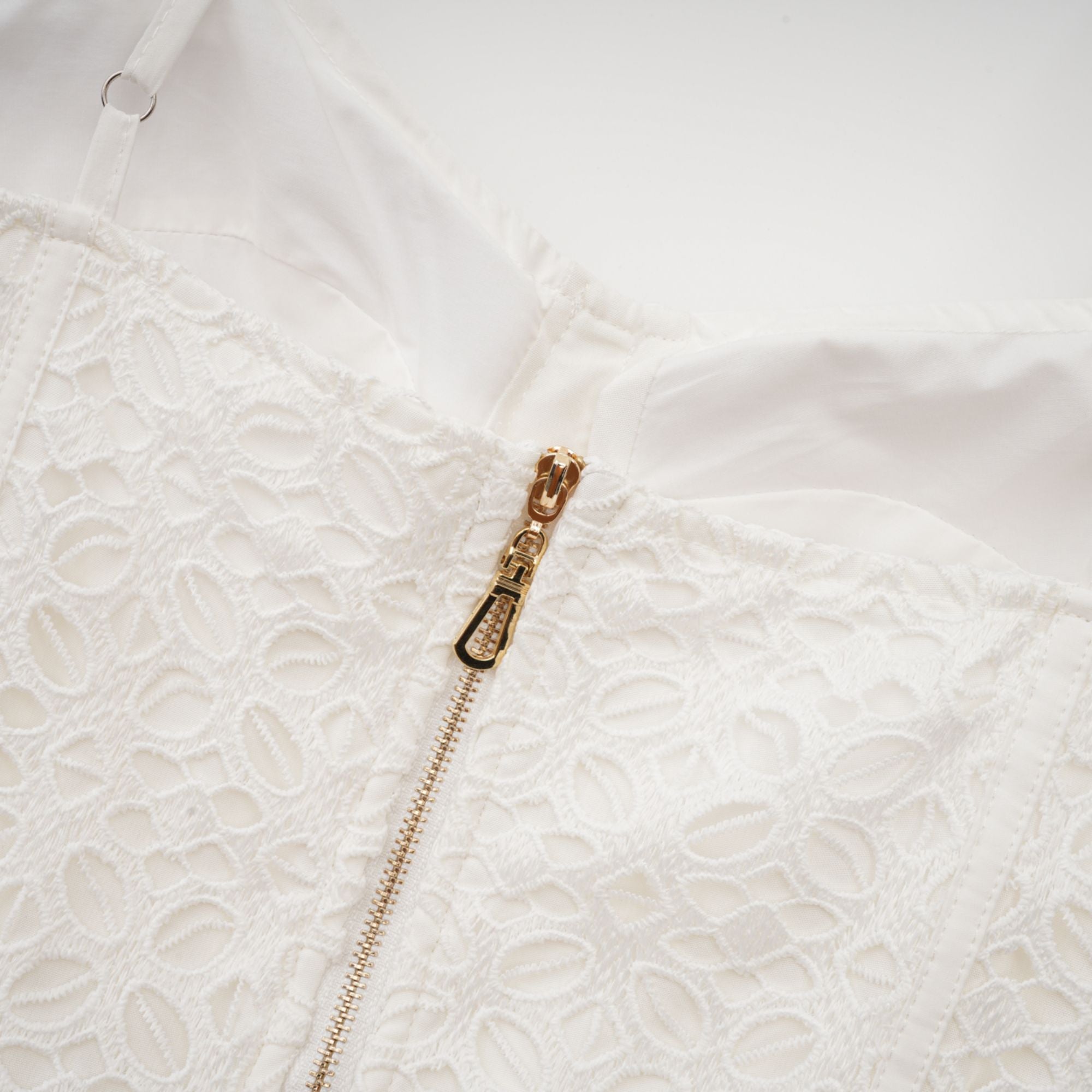 فستان كاتريونا متوسط الطول من القطن بفتحات وحزام