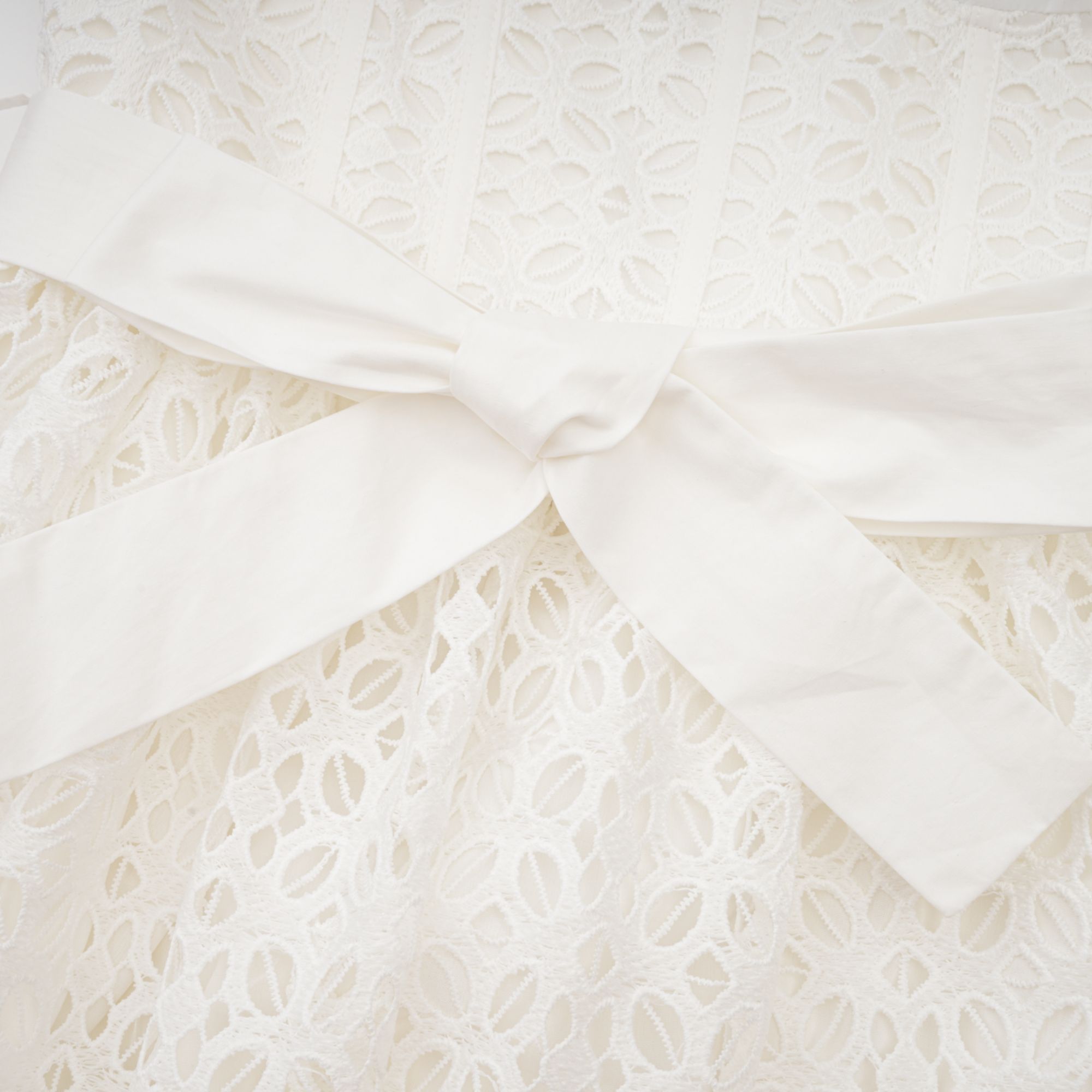 فستان كاتريونا متوسط الطول من القطن بفتحات وحزام