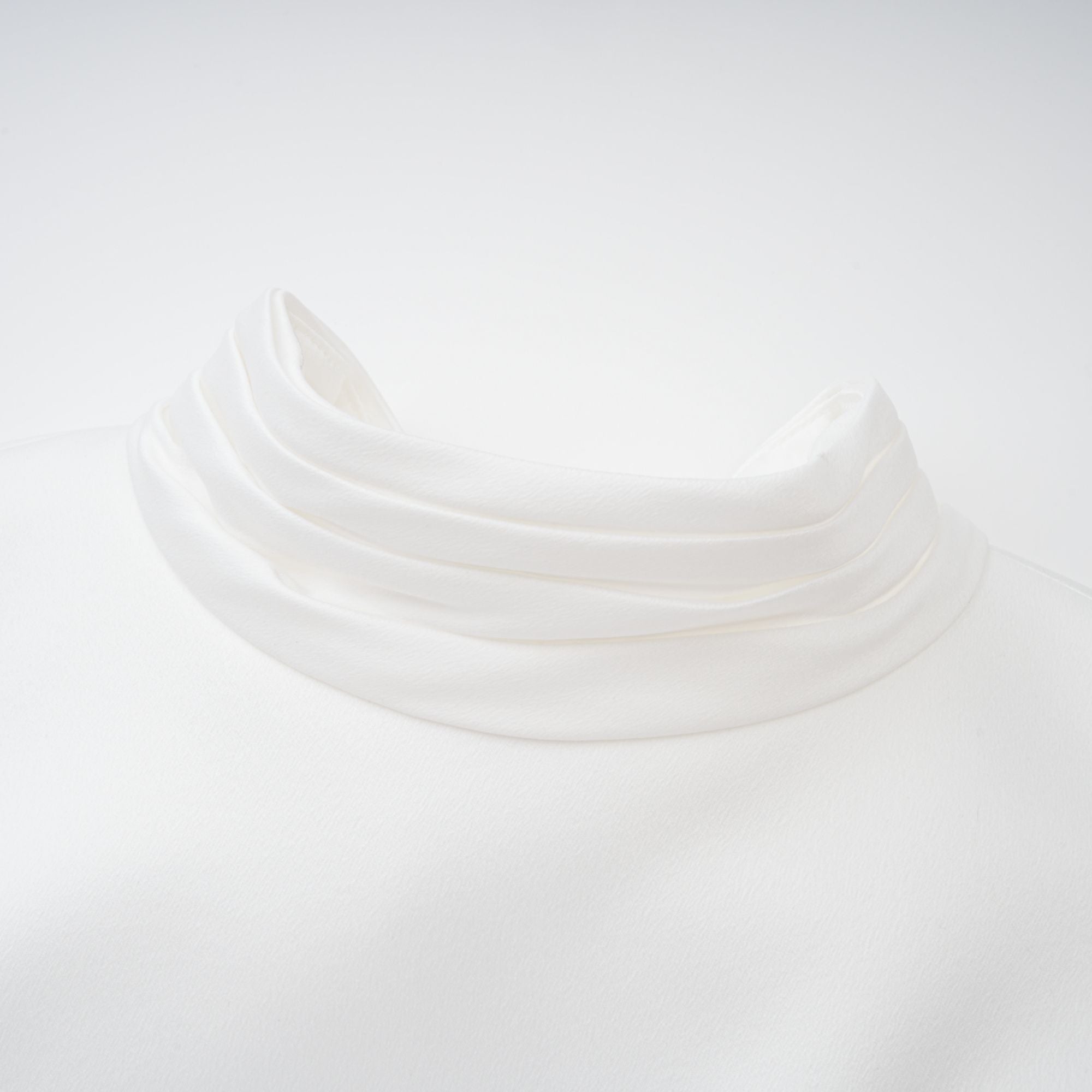 Camille – Weißes, auffälliges Maxikleid im Meerjungfrauen-Stil mit Schleife