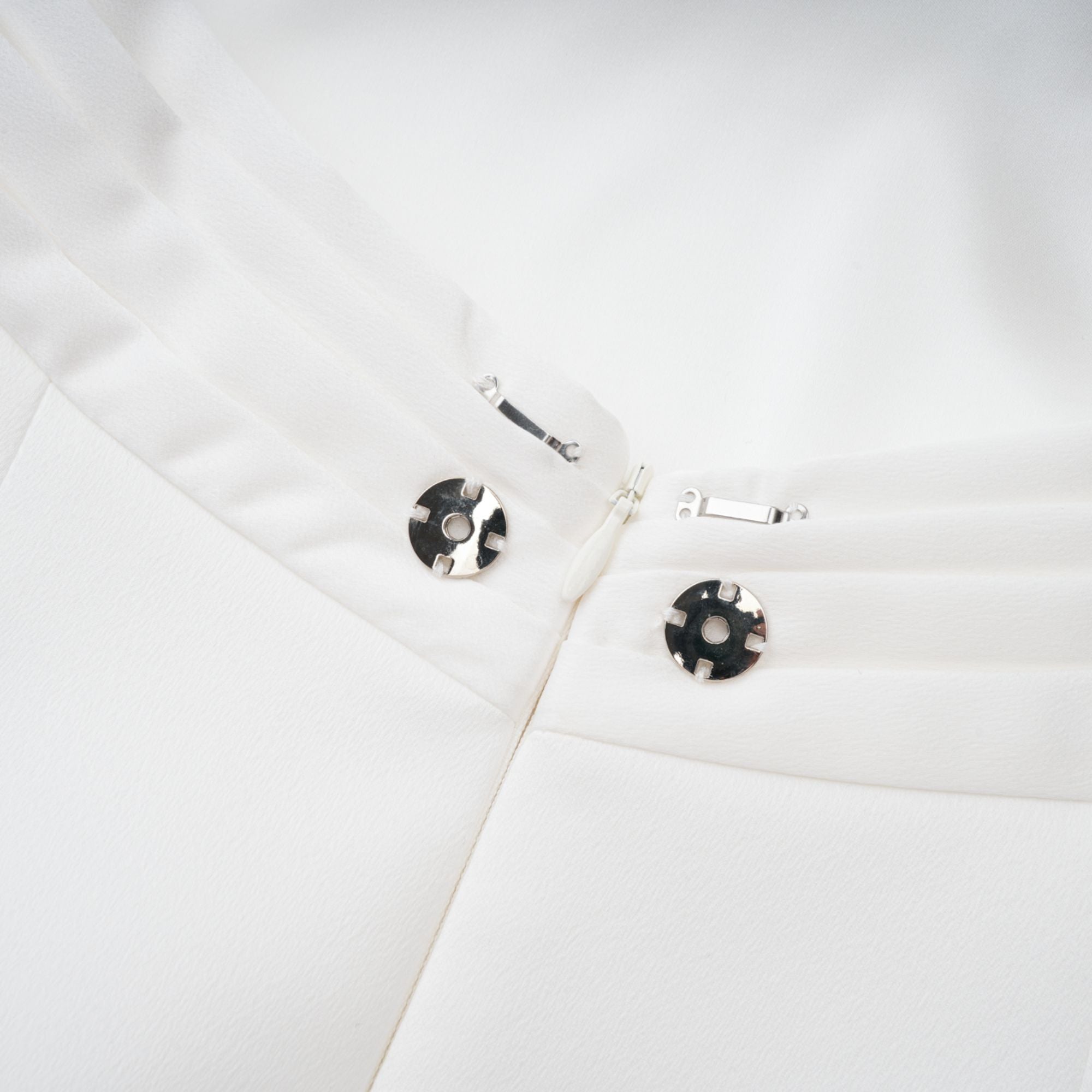 Camille – Weißes, auffälliges Maxikleid im Meerjungfrauen-Stil mit Schleife