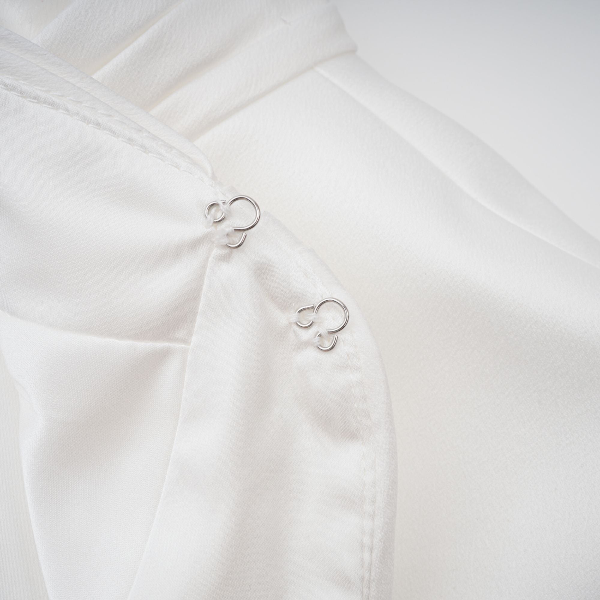 Camille – Weißes, auffälliges Maxikleid im Meerjungfrauen-Stil mit Schleife