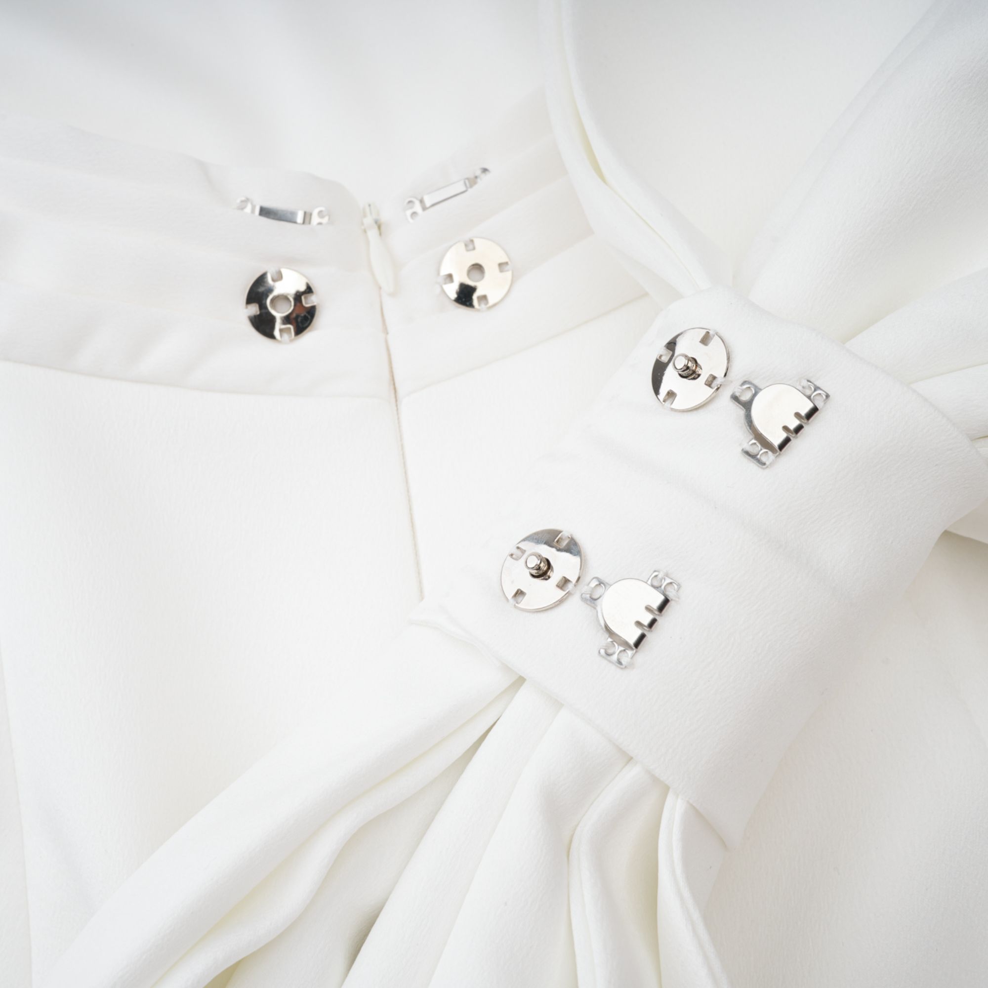 Camille – Weißes, auffälliges Maxikleid im Meerjungfrauen-Stil mit Schleife