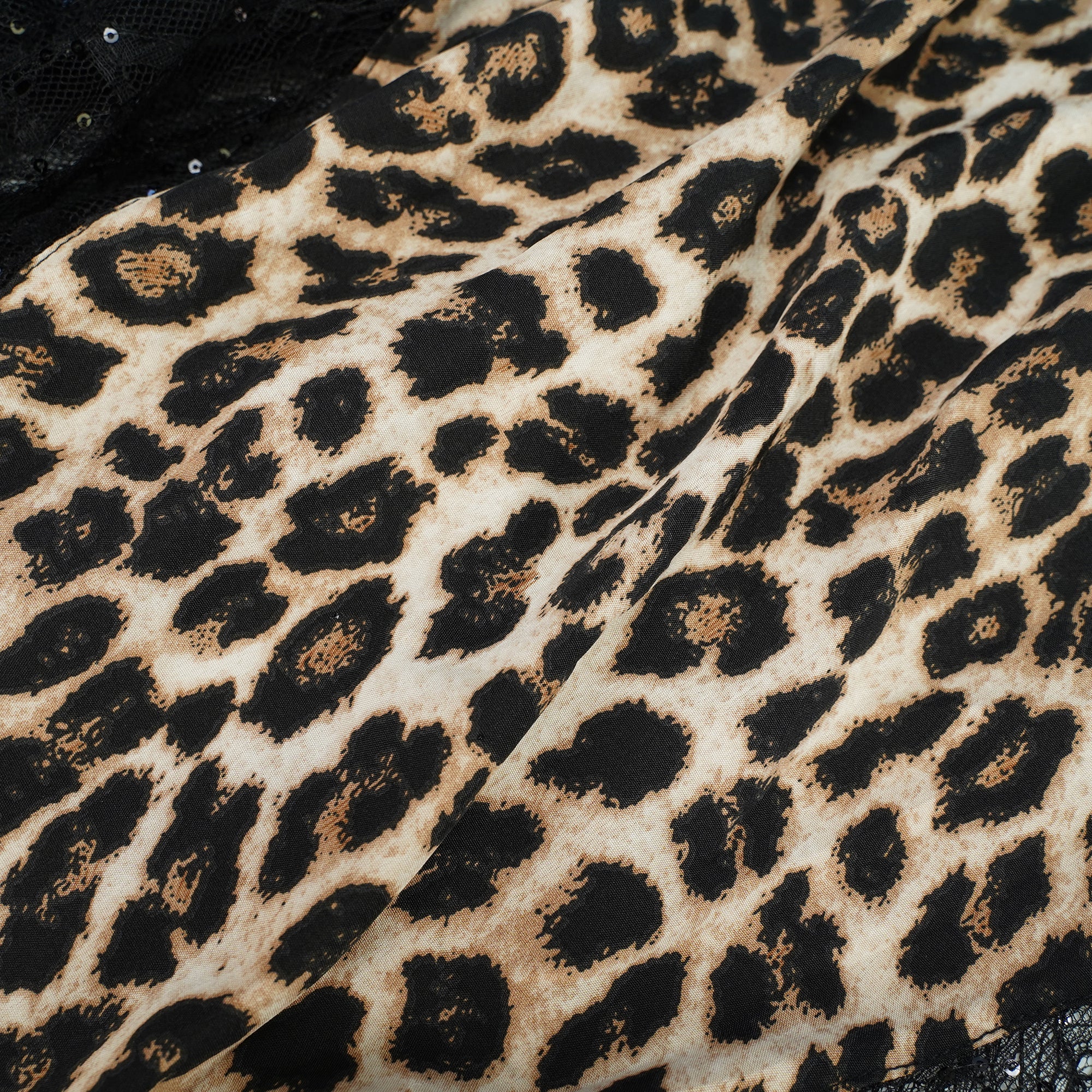 Alizée – Braunes Maxikleid mit Spitzeneinsatz und Leopardenmuster