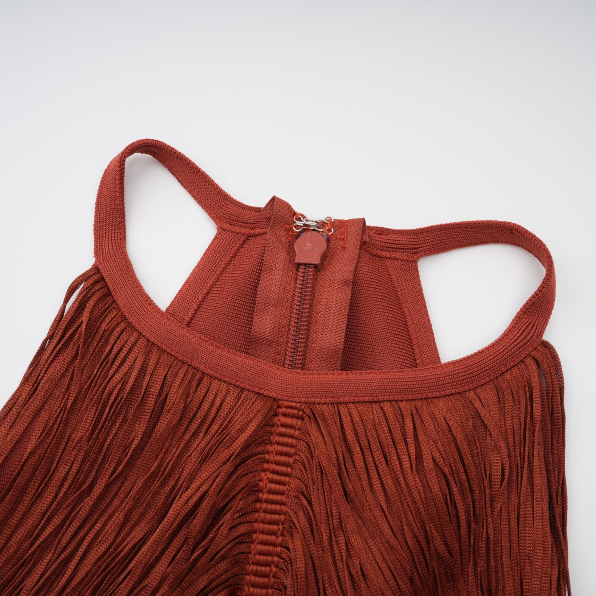 فستان ميليساند ماكسي أحمر صدئ بفتحة رقبة على شكل حرف V مع هامش