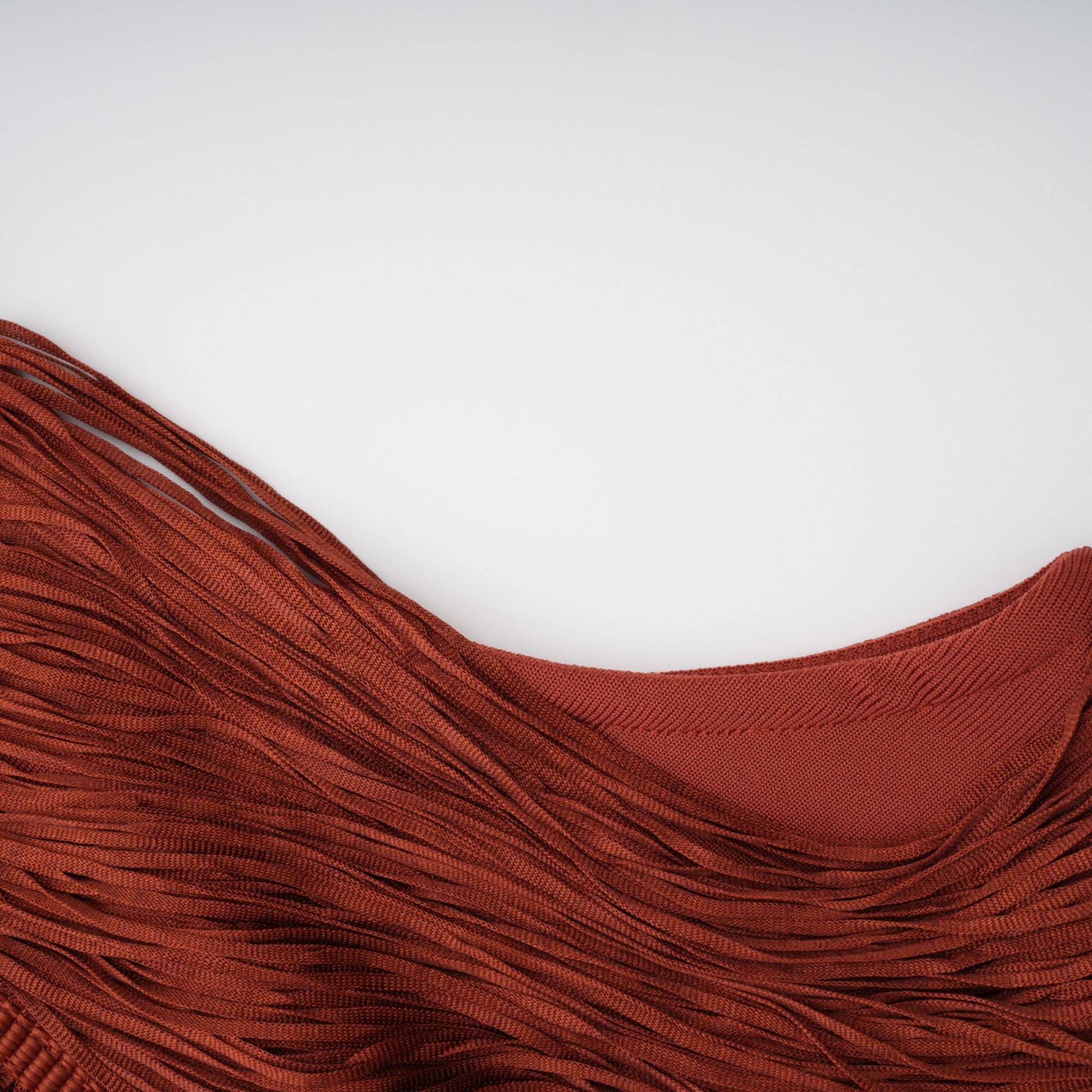 فستان ميليساند ماكسي أحمر صدئ بفتحة رقبة على شكل حرف V مع هامش