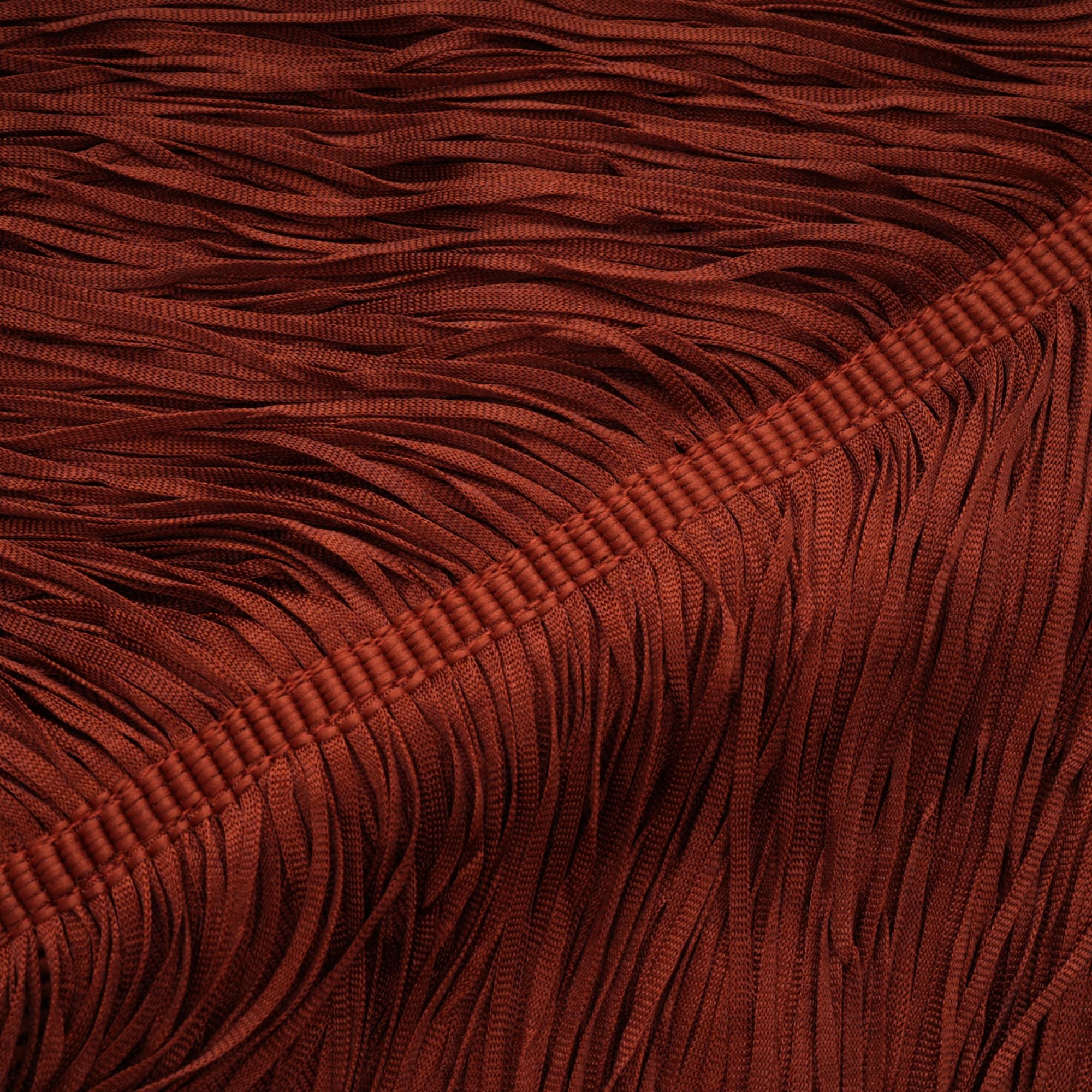 فستان ميليساند ماكسي أحمر صدئ بفتحة رقبة على شكل حرف V مع هامش