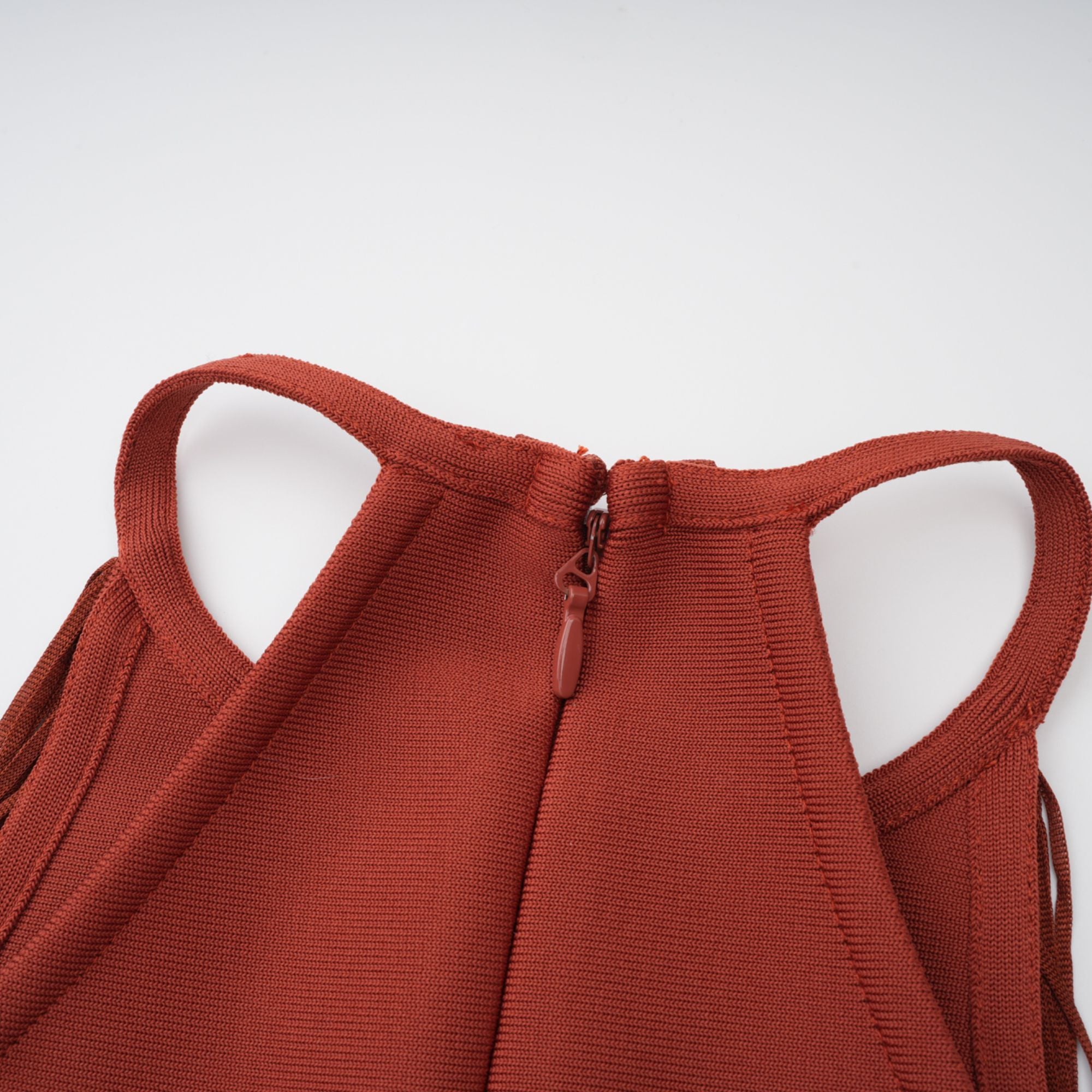 فستان ميليساند ماكسي أحمر صدئ بفتحة رقبة على شكل حرف V مع هامش