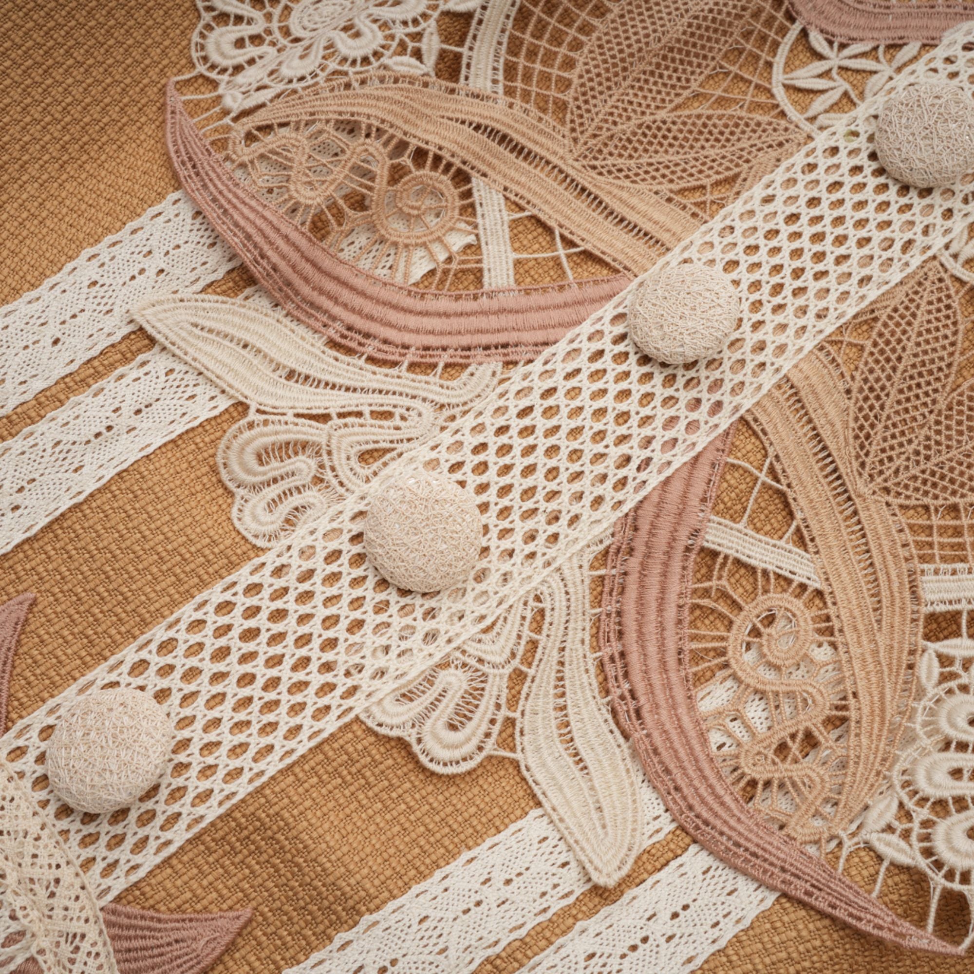 فستان أورور القصير من الدانتيل بفتحة على شكل ببلوم