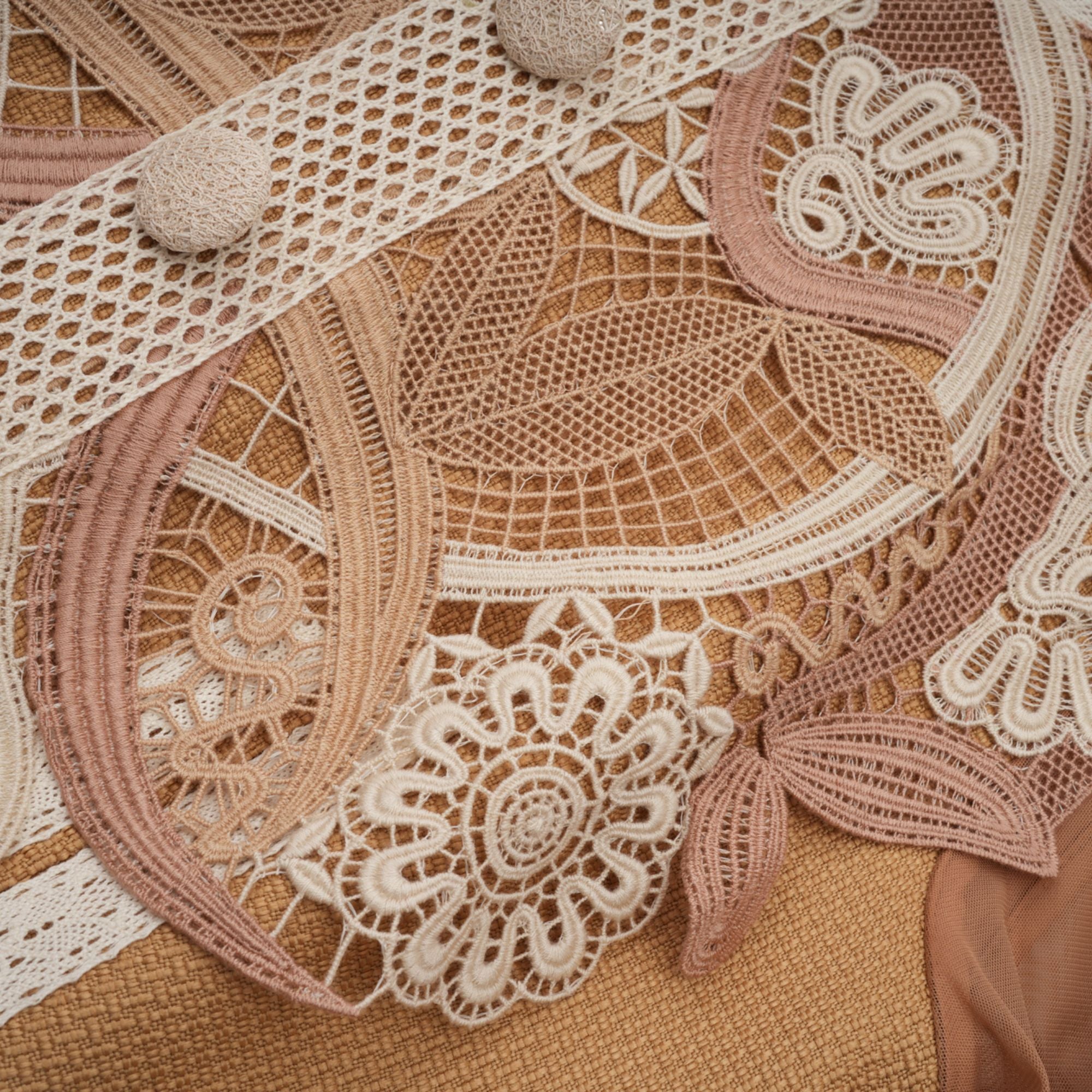 فستان أورور القصير من الدانتيل بفتحة على شكل ببلوم