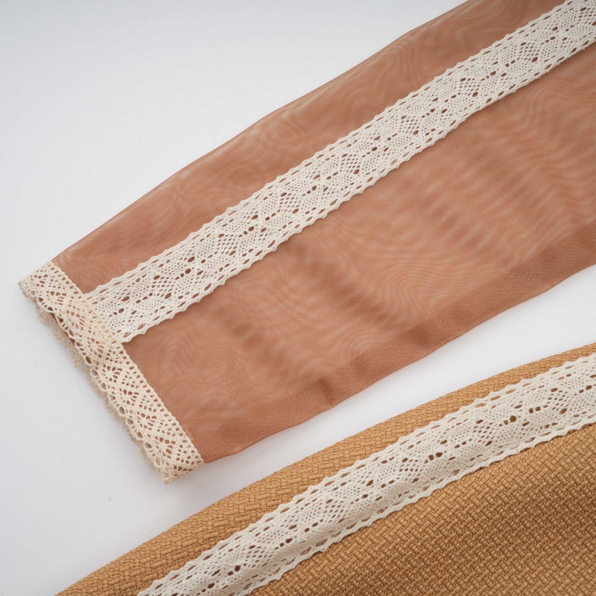 فستان أورور القصير من الدانتيل بفتحة على شكل ببلوم