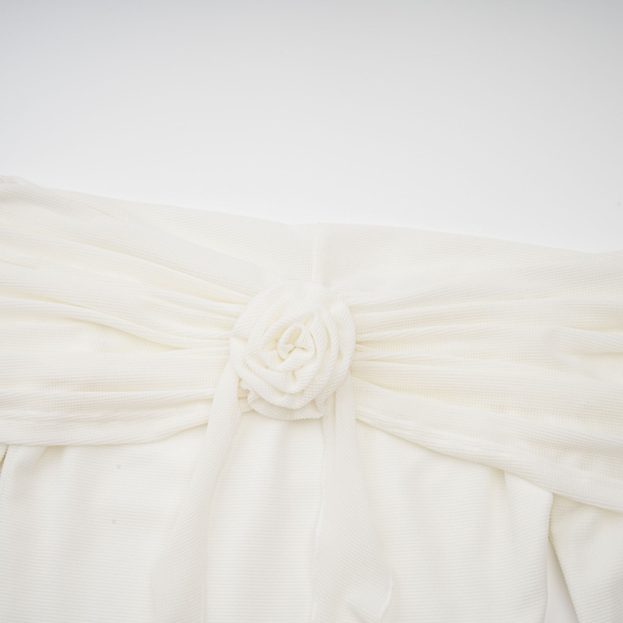 Wanda – Weißes Maxikleid aus Strick mit glitzernden Blumenapplikationen