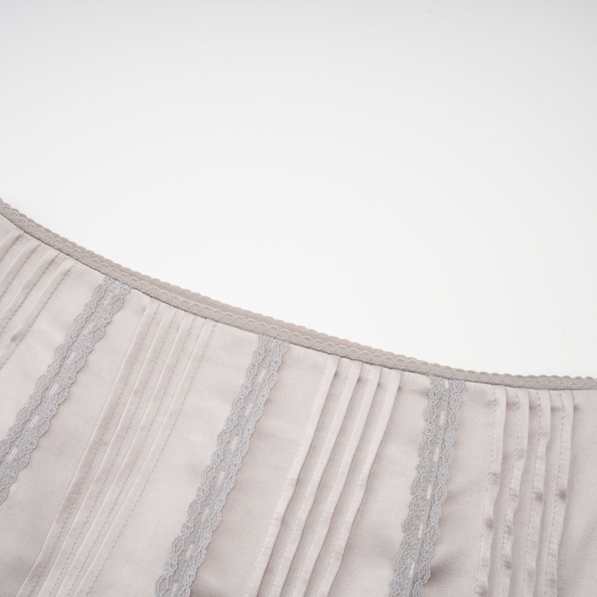 تنورة جولييت ذات طيات من الدانتيل المخطط