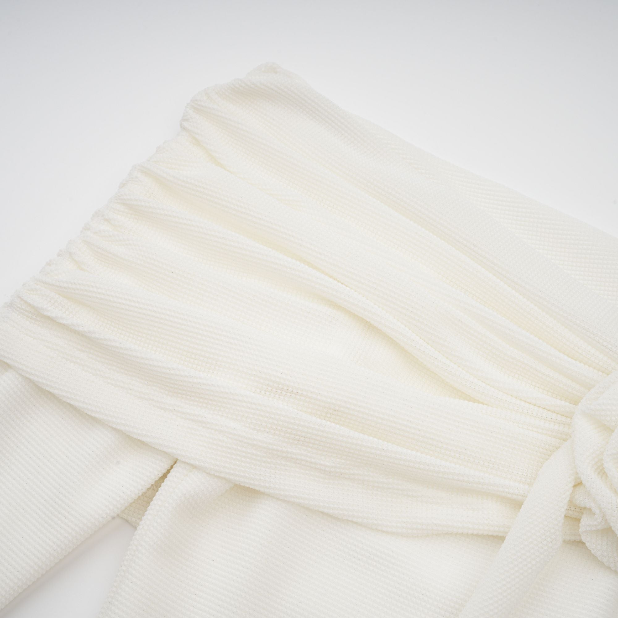 Wanda – Weißes Maxikleid aus Strick mit glitzernden Blumenapplikationen