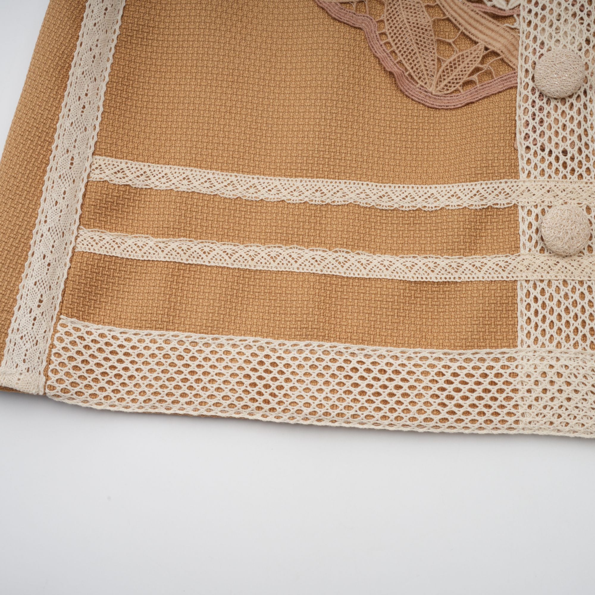 فستان أورور القصير من الدانتيل بفتحة على شكل ببلوم