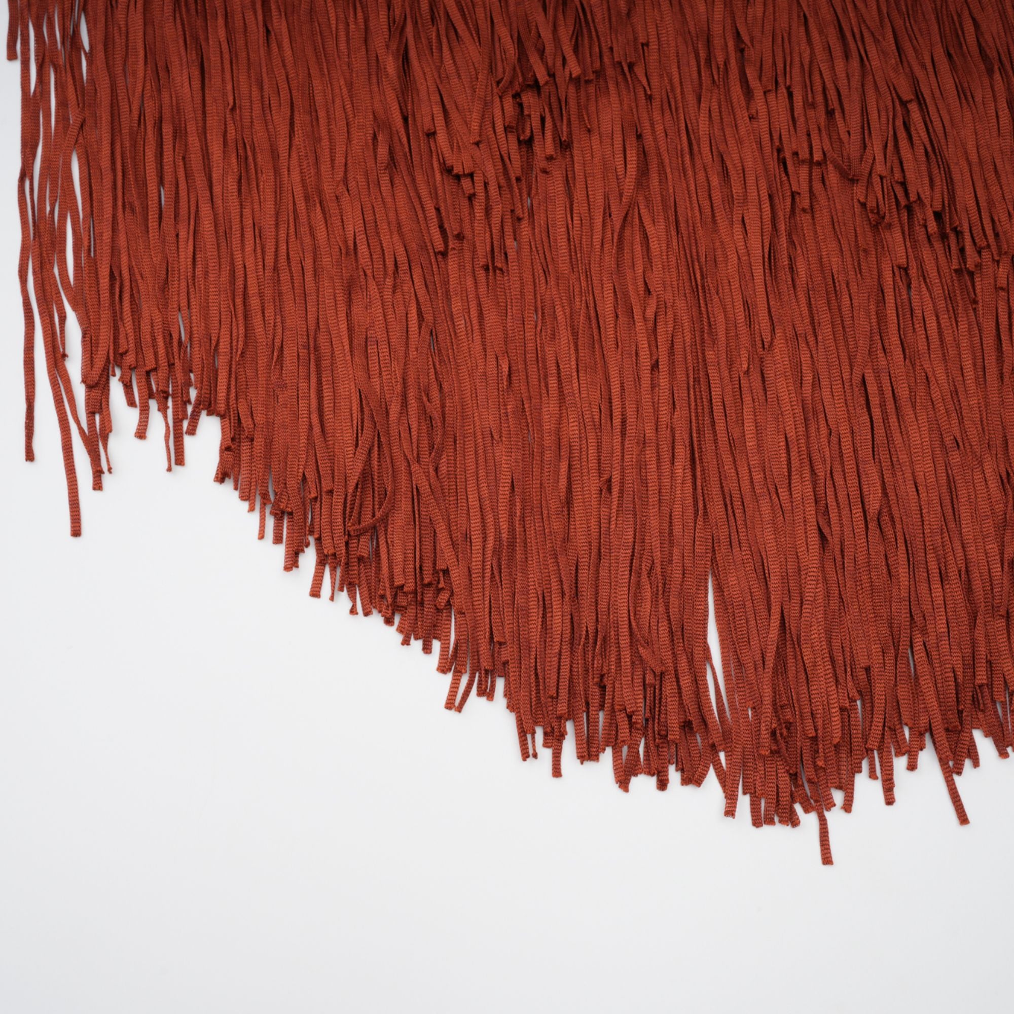 فستان ميليساند ماكسي أحمر صدئ بفتحة رقبة على شكل حرف V مع هامش