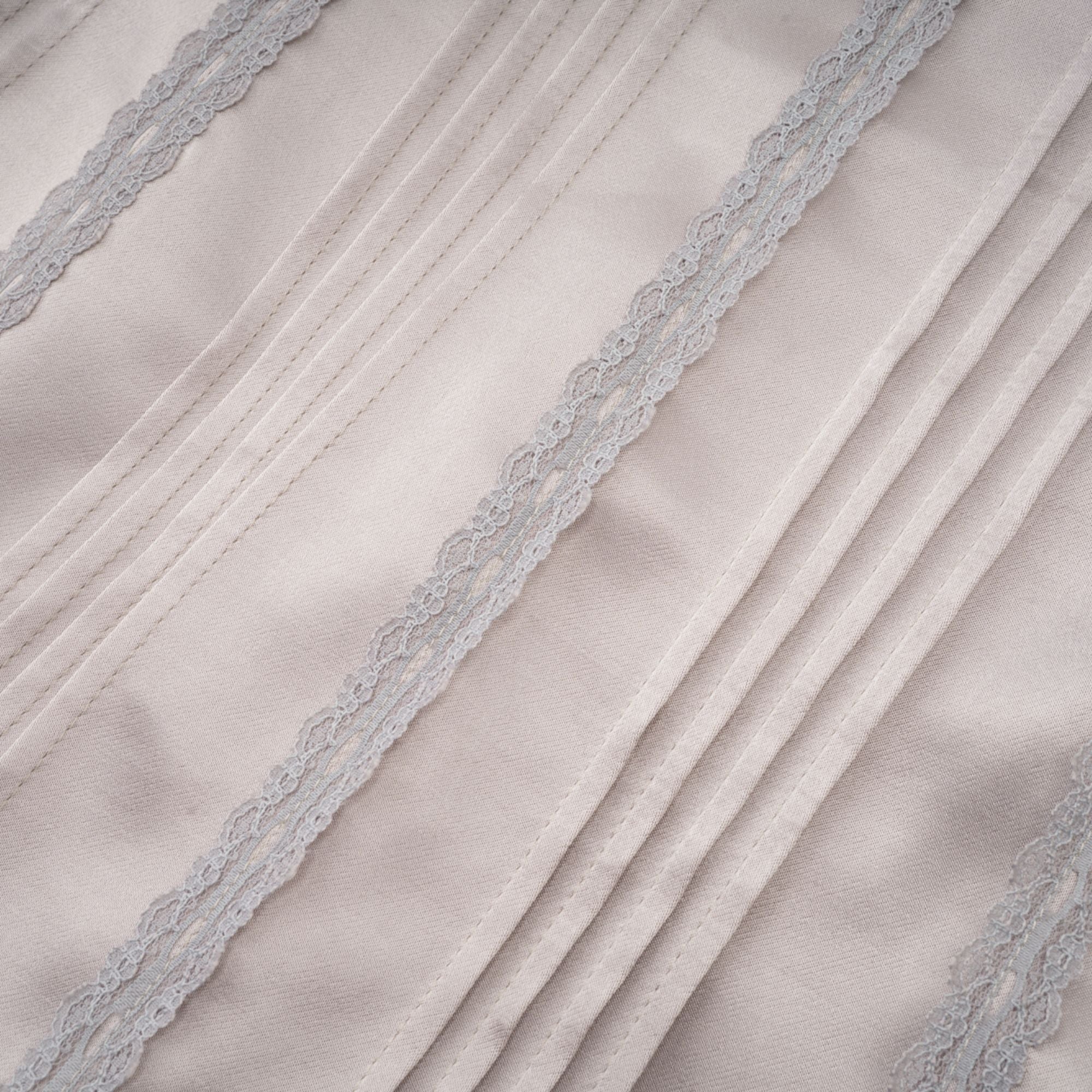 تنورة جولييت ذات طيات من الدانتيل المخطط