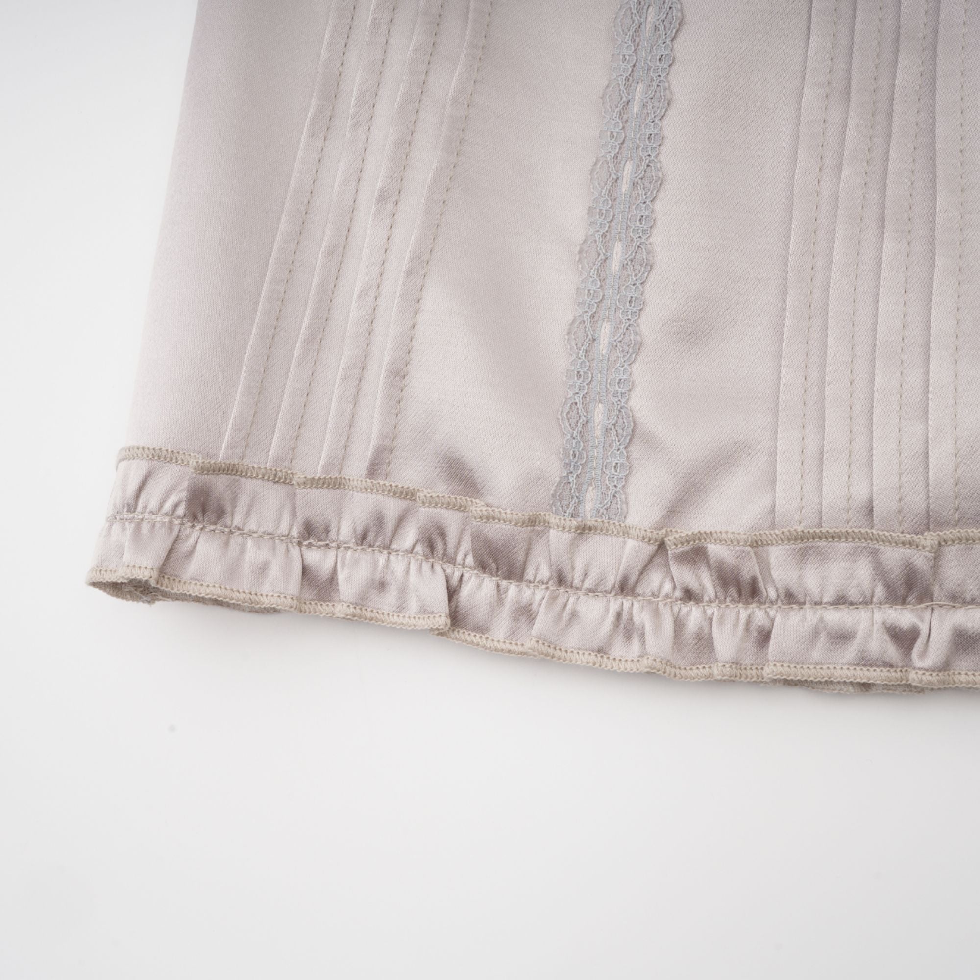 تنورة جولييت ذات طيات من الدانتيل المخطط