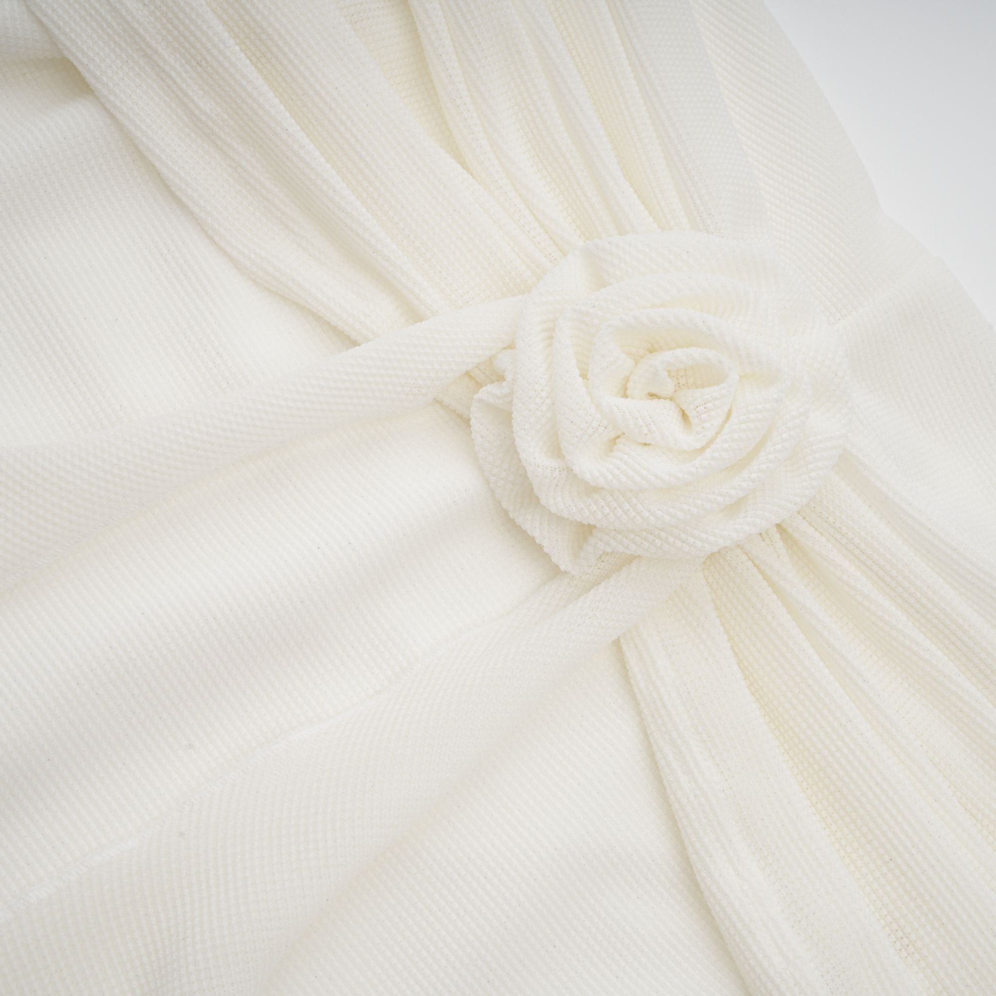 Wanda – Weißes Maxikleid aus Strick mit glitzernden Blumenapplikationen