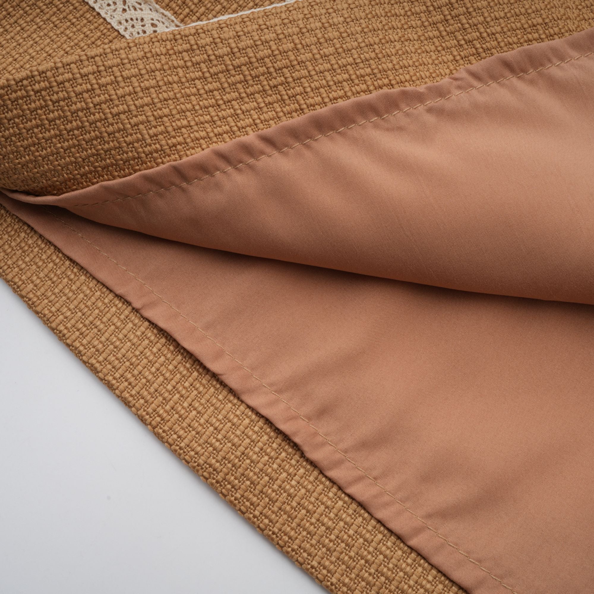 فستان أورور القصير من الدانتيل بفتحة على شكل ببلوم