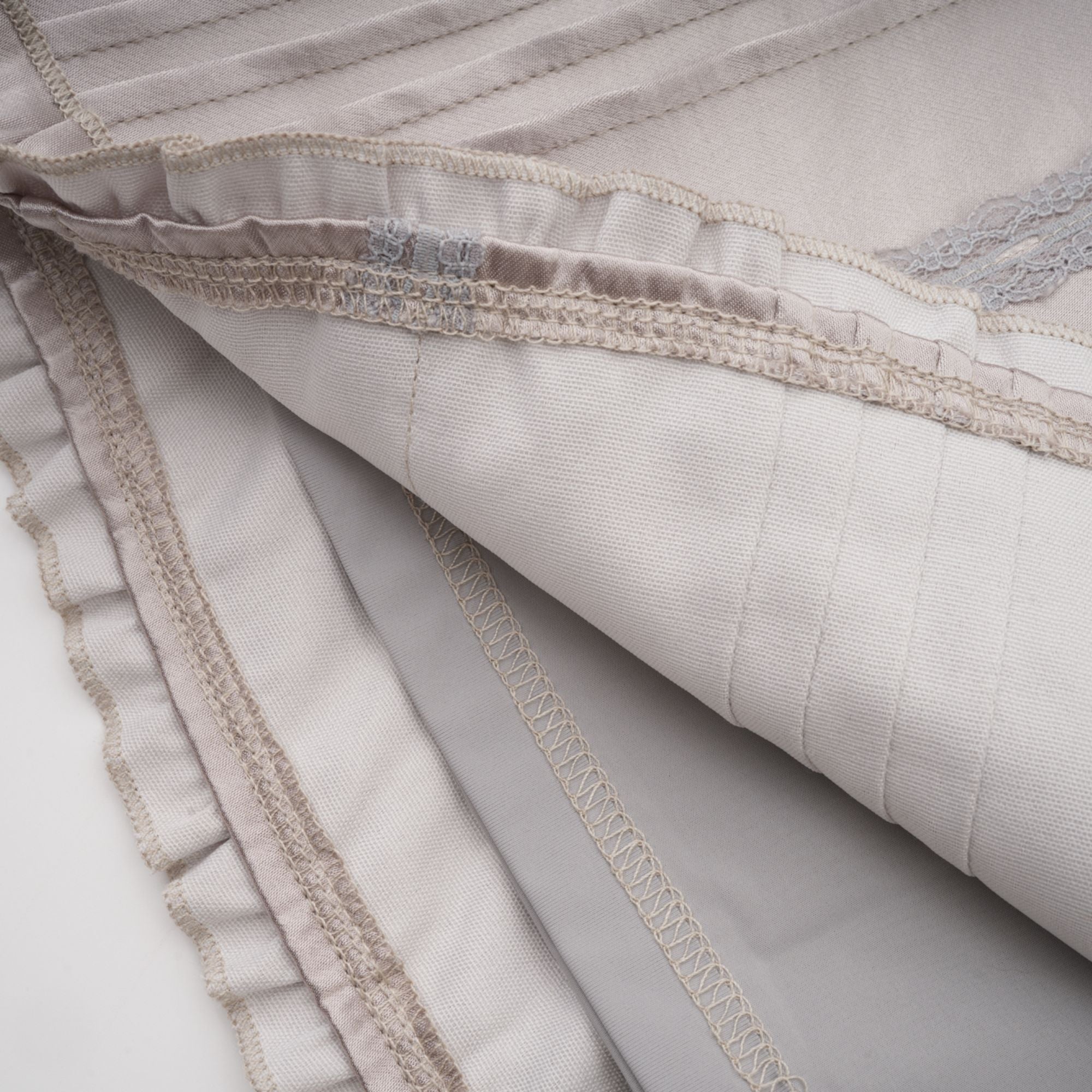 تنورة جولييت ذات طيات من الدانتيل المخطط