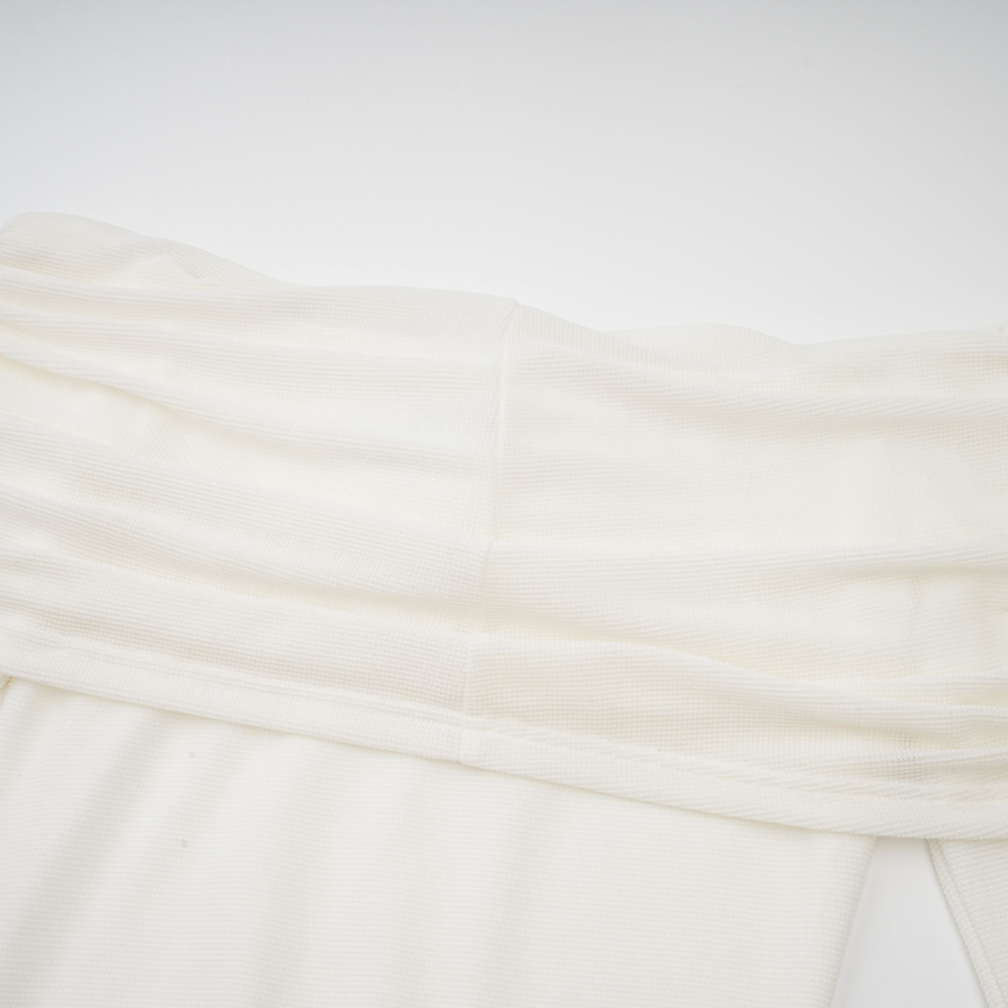 Wanda – Weißes Maxikleid aus Strick mit glitzernden Blumenapplikationen