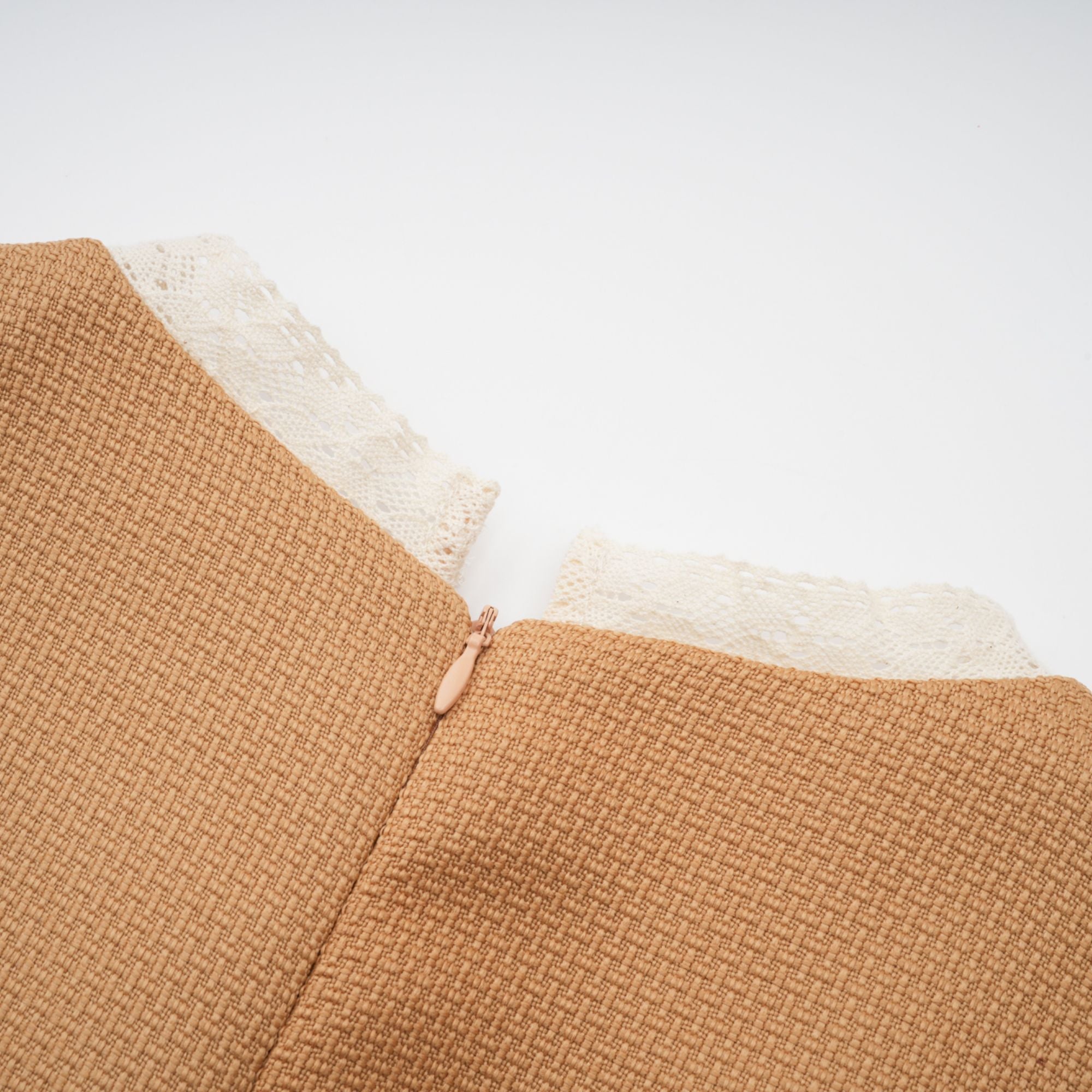 فستان أورور القصير من الدانتيل بفتحة على شكل ببلوم