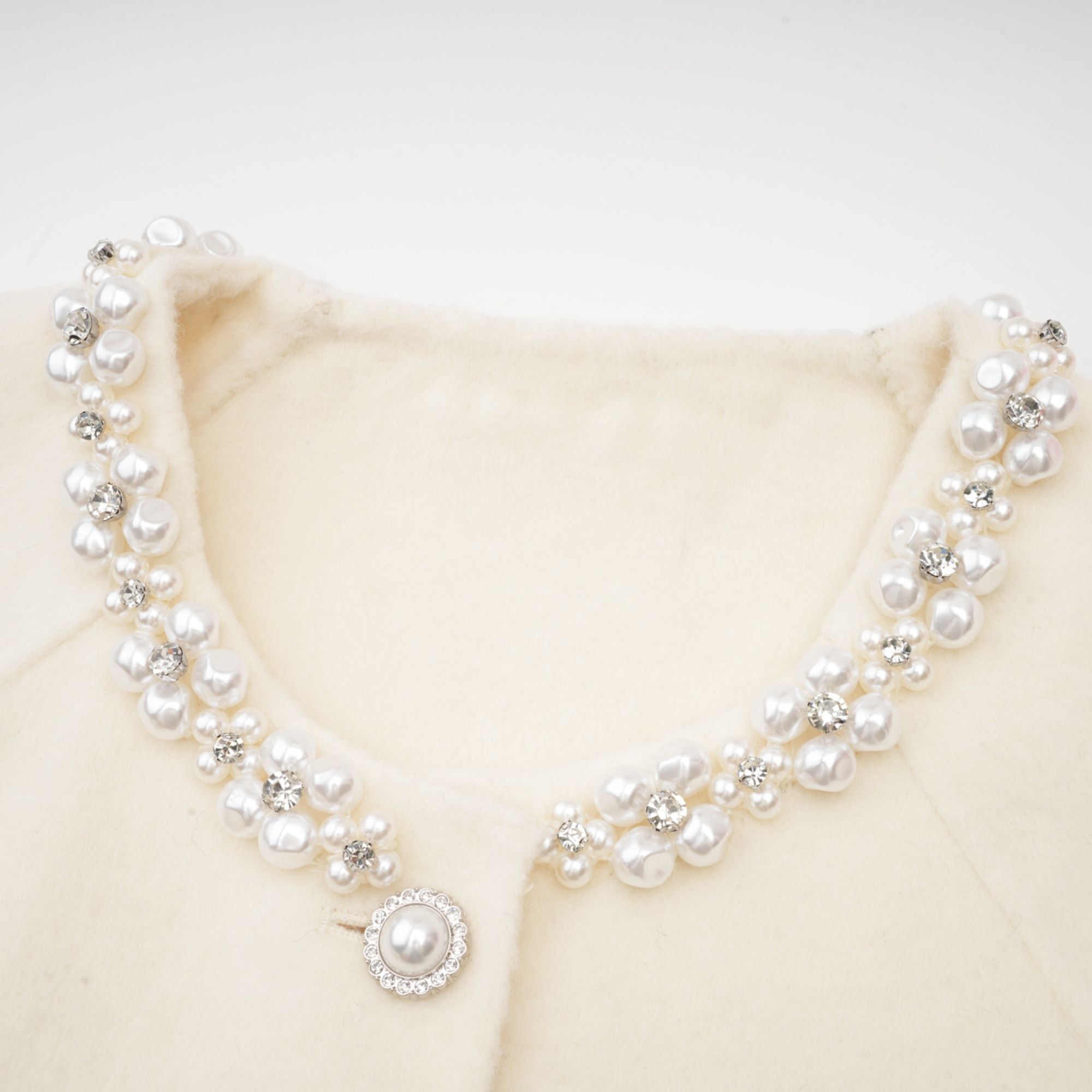 معطف من الصوف الأبيض من تصميم فريديريك