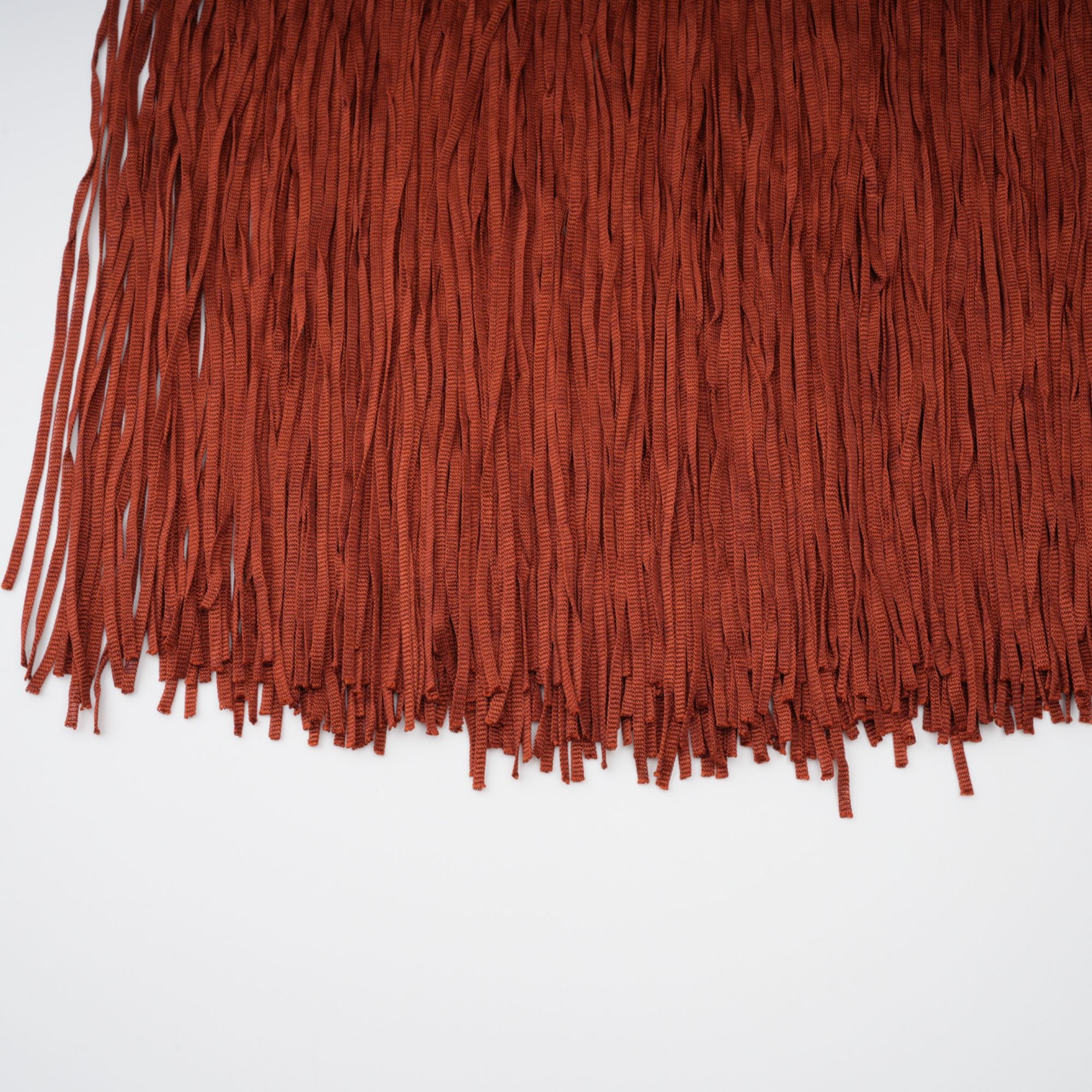 فستان ميليساند ماكسي أحمر صدئ بفتحة رقبة على شكل حرف V مع هامش