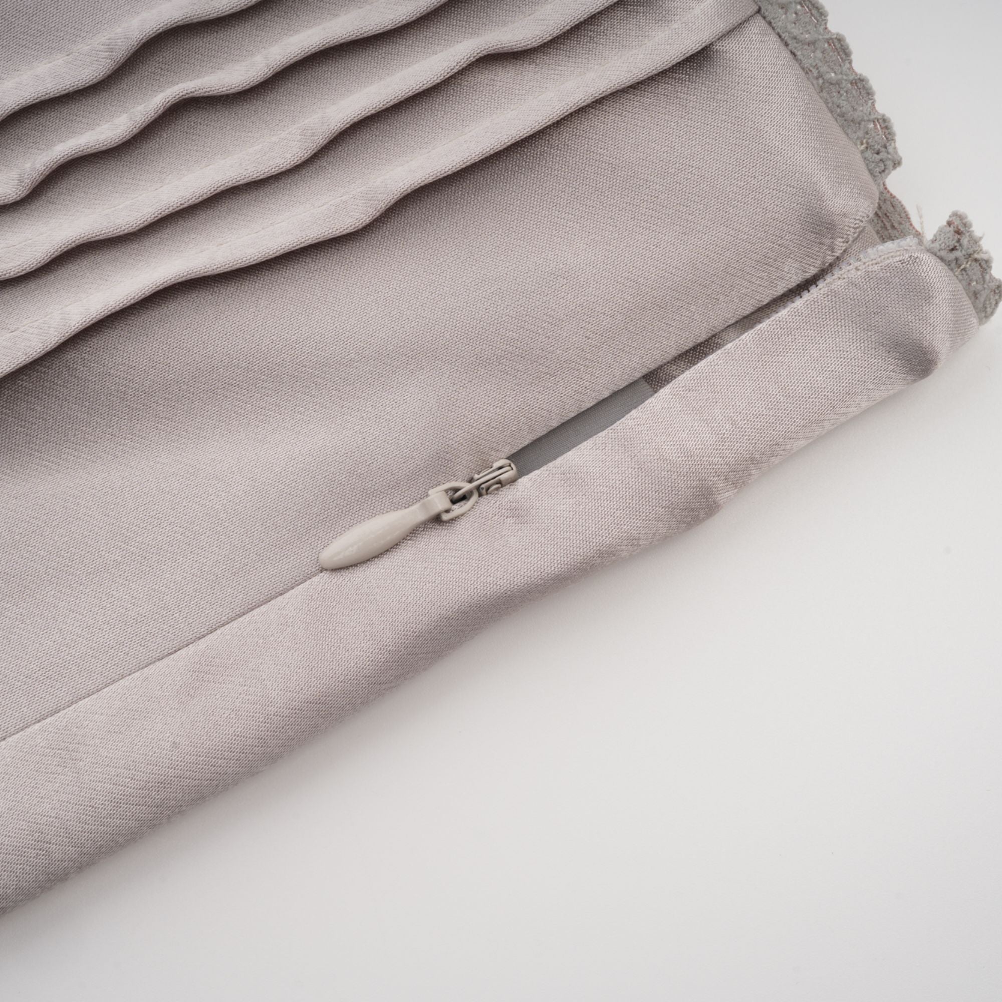 تنورة جولييت ذات طيات من الدانتيل المخطط